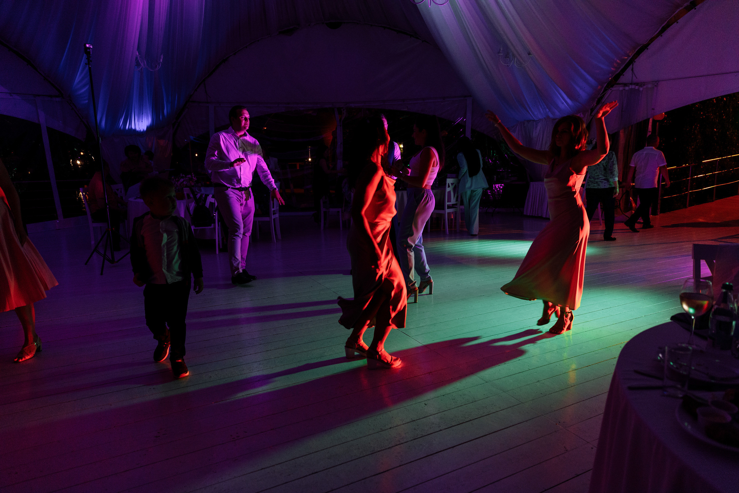 Смех, торт и танцы