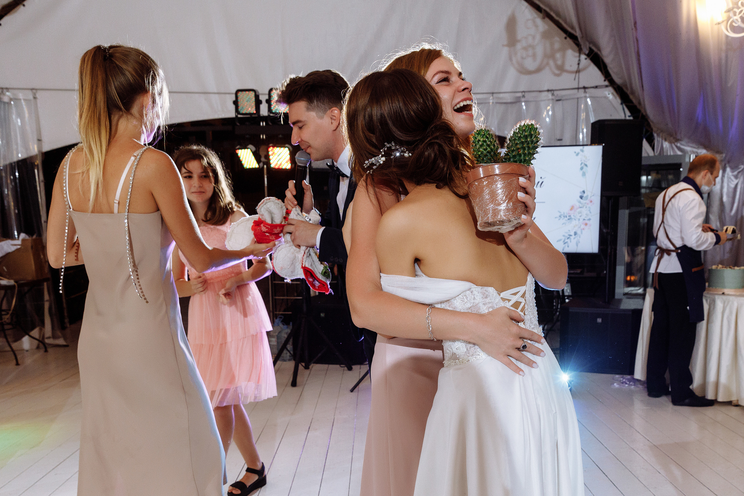 Смех, торт и танцы