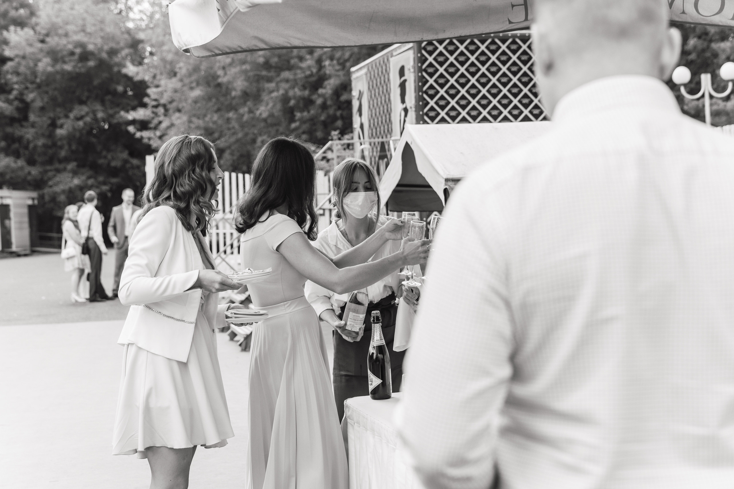 Смех, торт и танцы