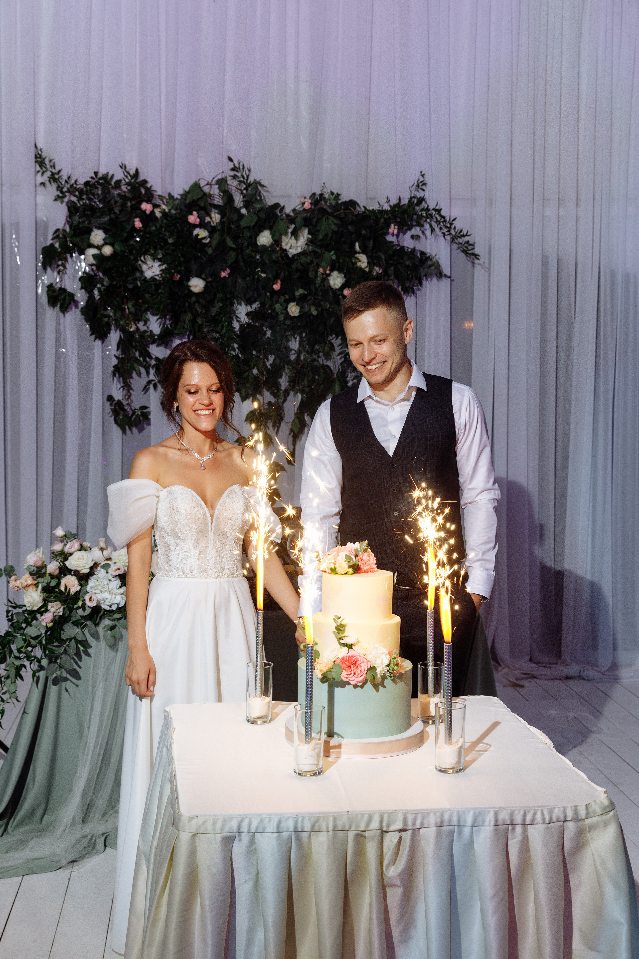 Смех, торт и танцы