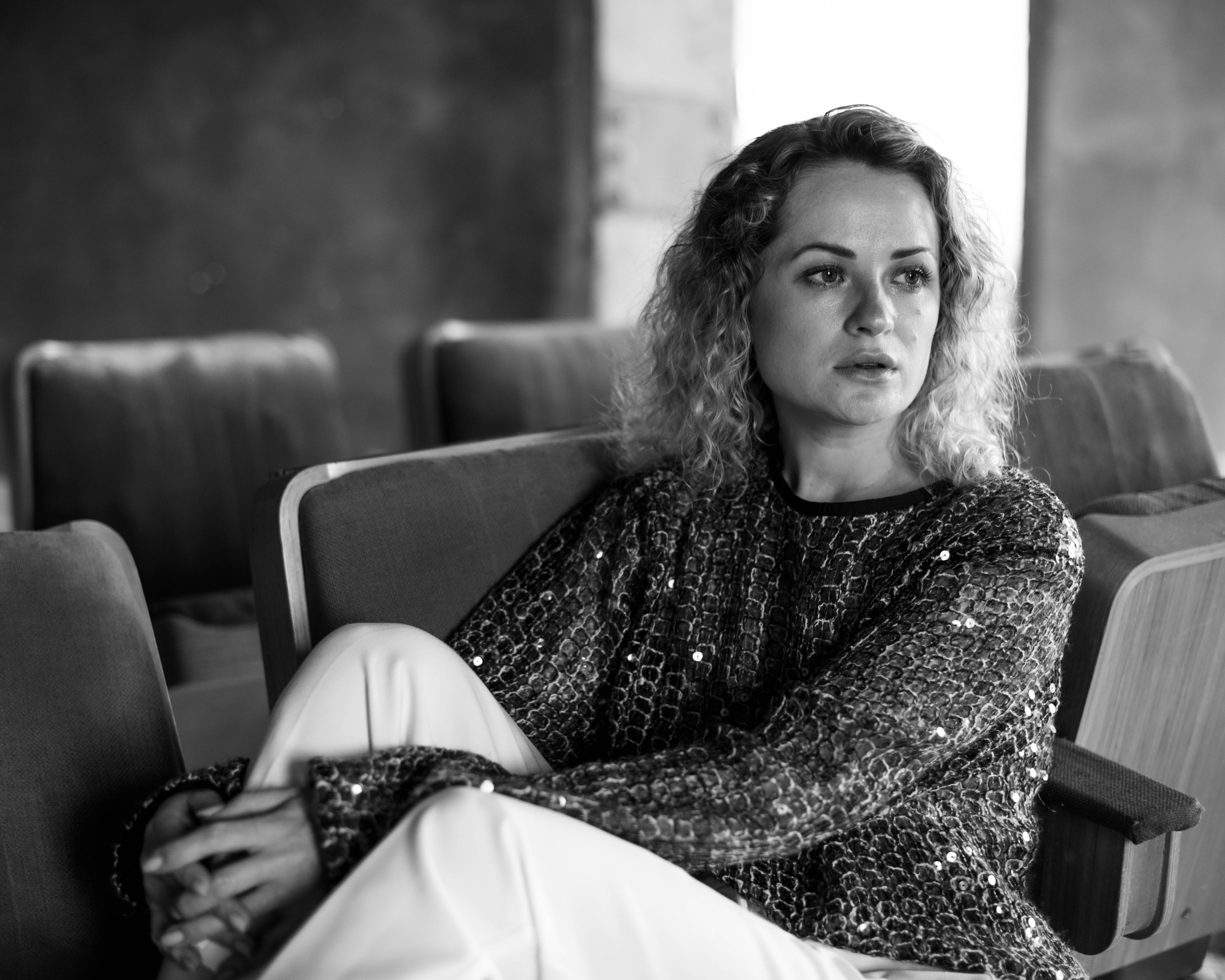 Юля. Женский фотограф. Создатель украшений ручной работы. Модель
