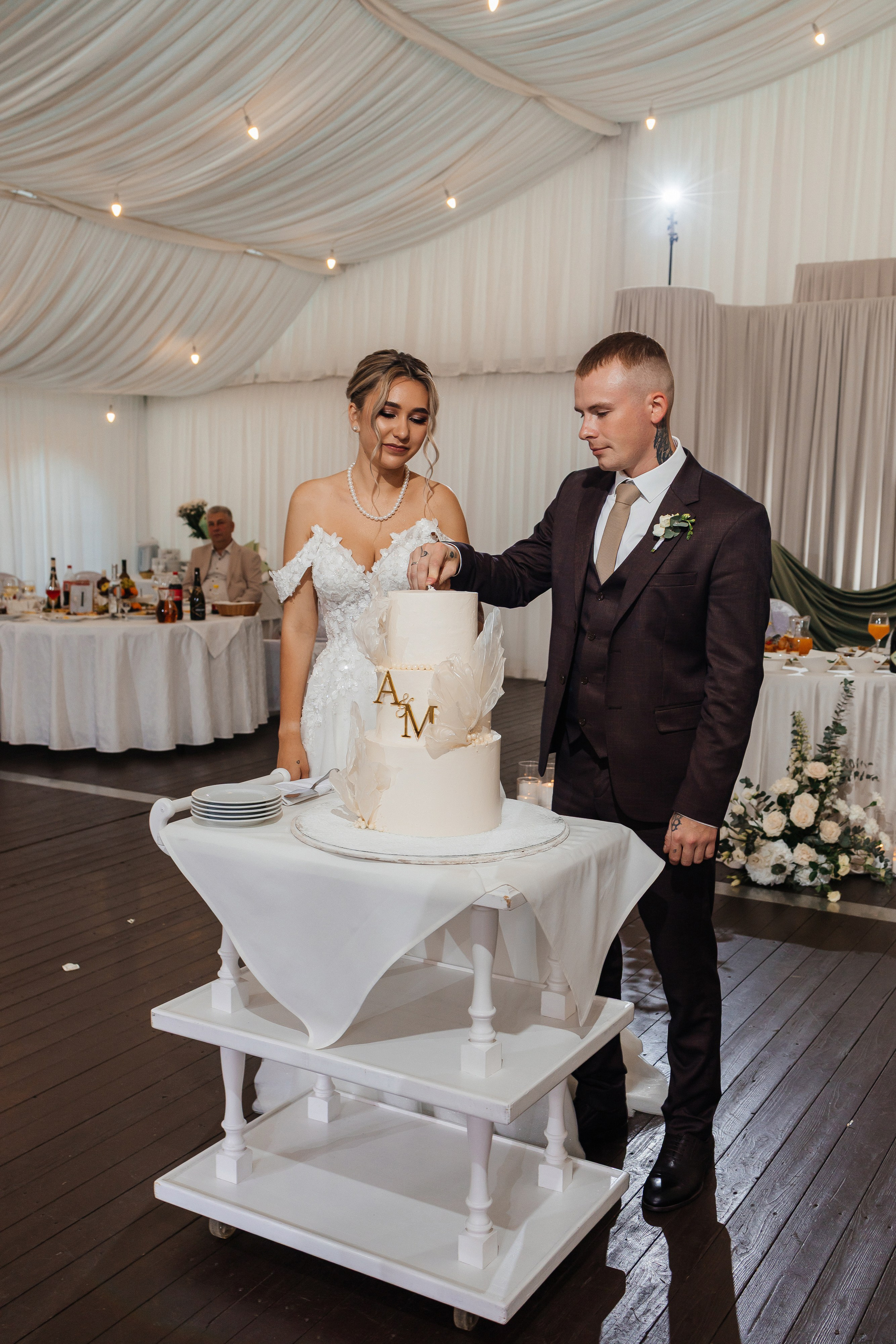 Красивая летняя свадьба в шатре. Олег Сверчков | Свадебный фотограф Вологда