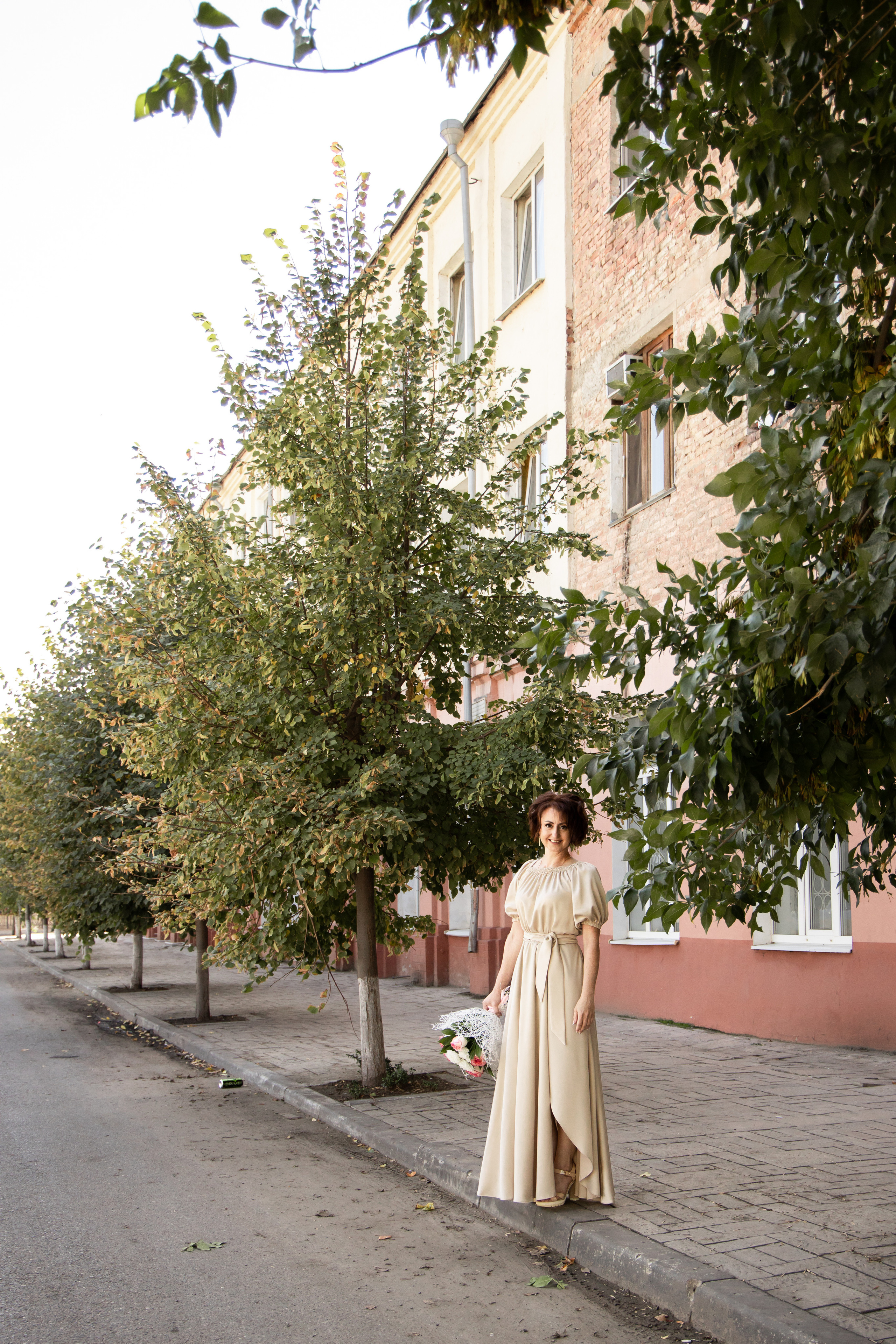 Невеста на улице возле дороги. Свадебная фотосессия Астрахань.