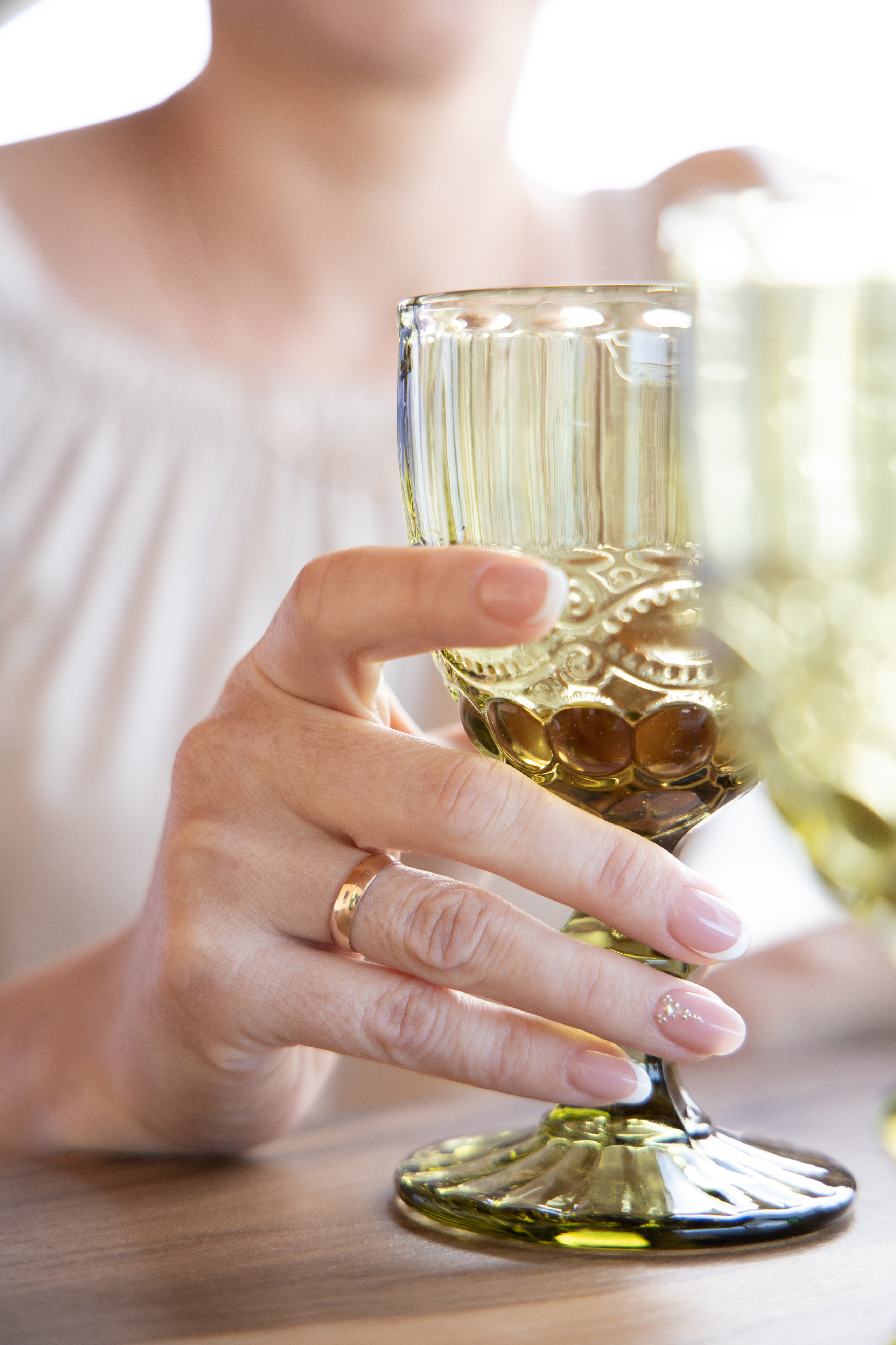 Рука невесты держит фужер, крупный план. Свадебная фотосессия Астрахань.