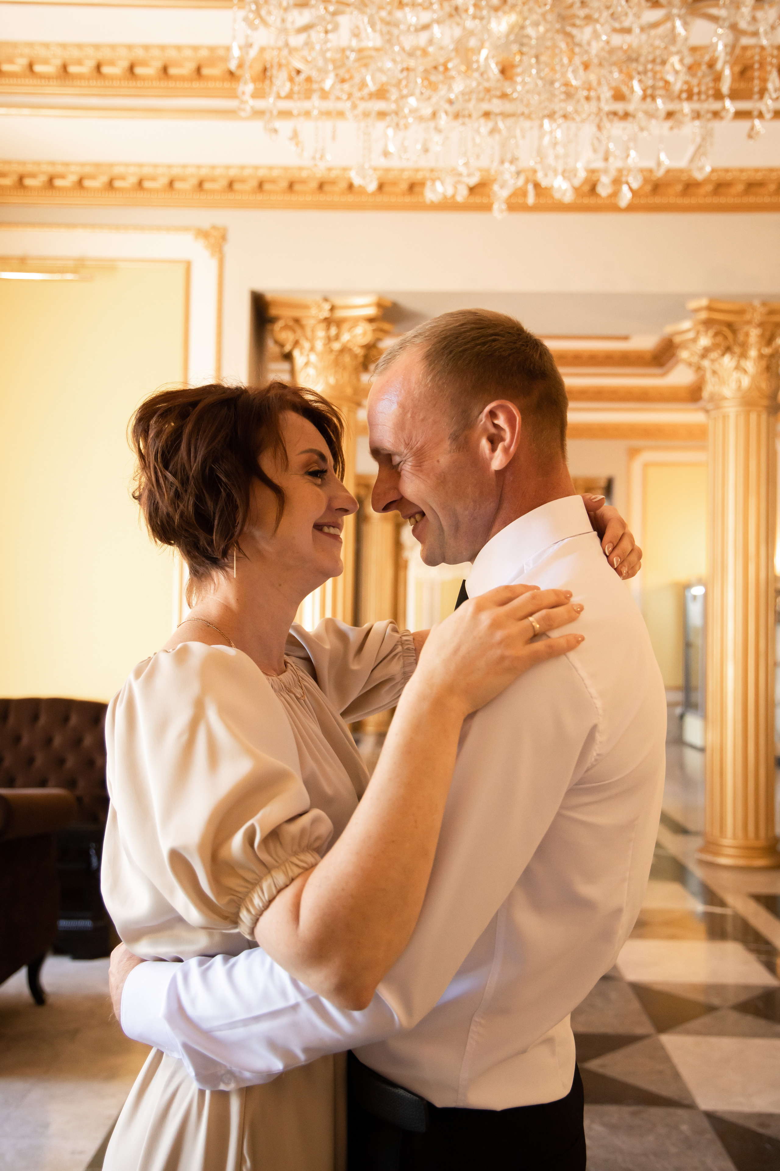 Молодожены танцуют медленный танец. Свадебная фотосессия Астрахань.