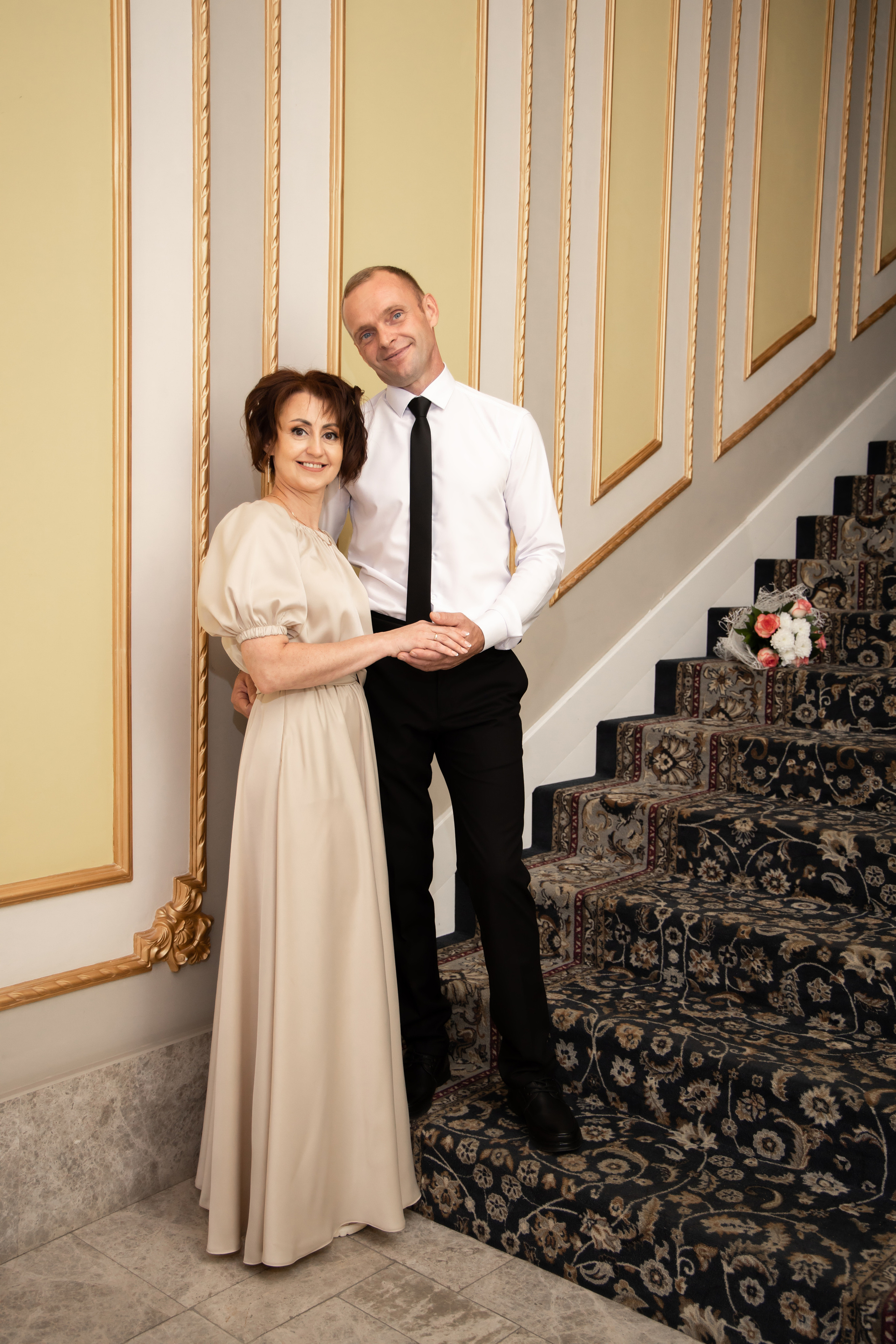 Жених и невеста стоят возле лестницы. Свадебная фотосессия Астрахань.