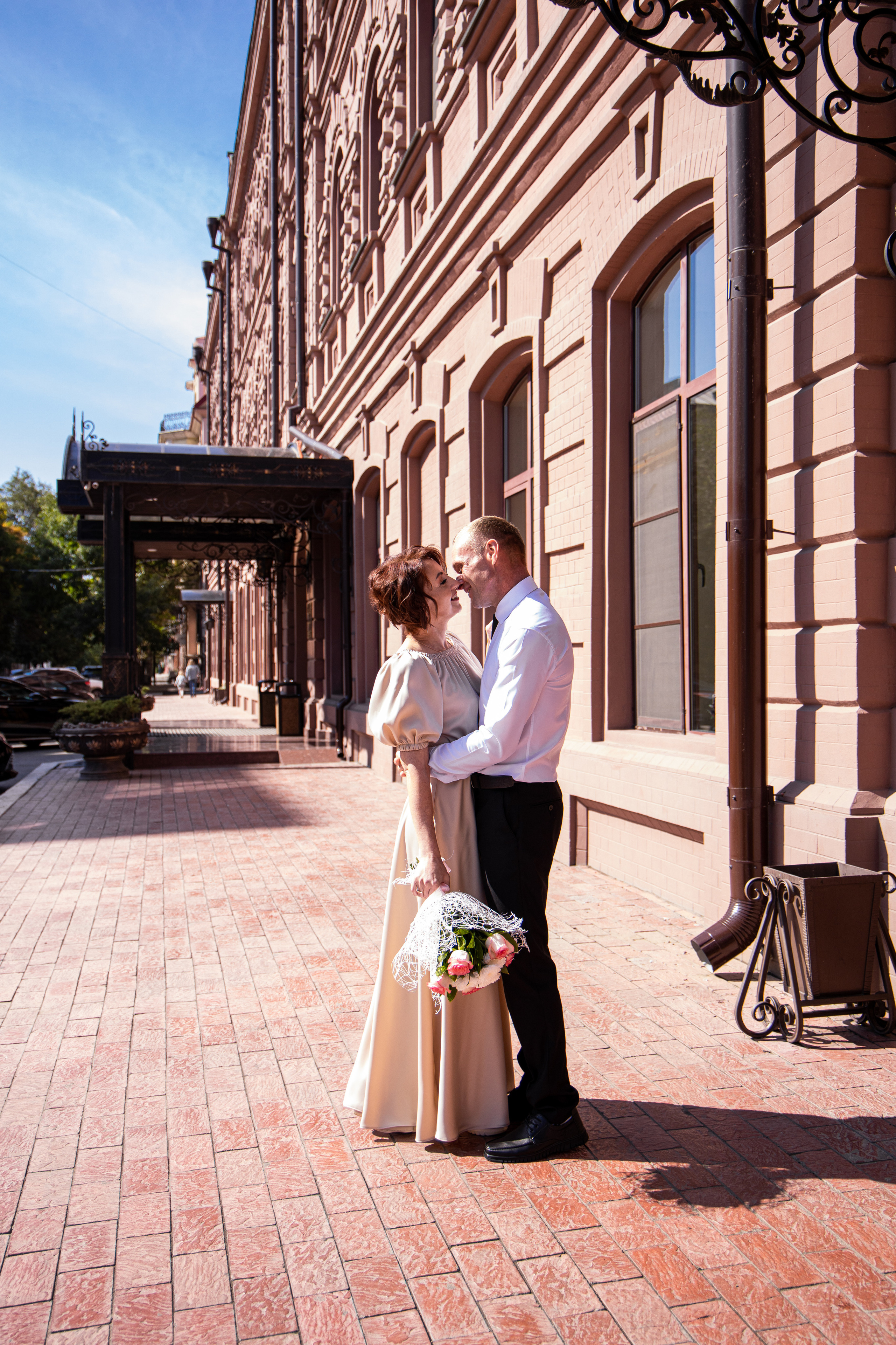 Жених и невеста в профиль, на улице. Некрупный план. Свадебная фотосессия Астрахань.