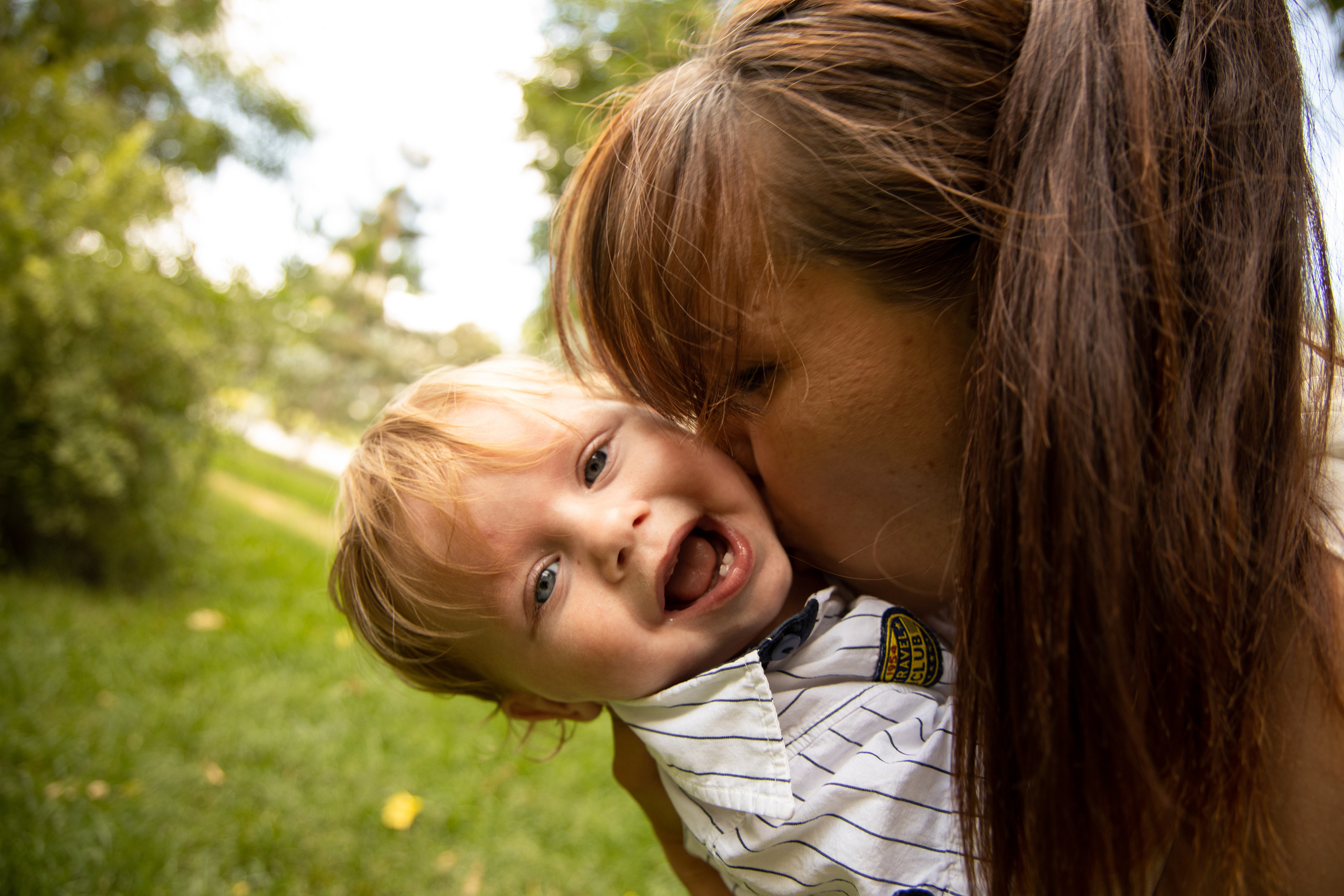 Мама целует малыша, малыш улыбается. Детская съёмка Астрахань.