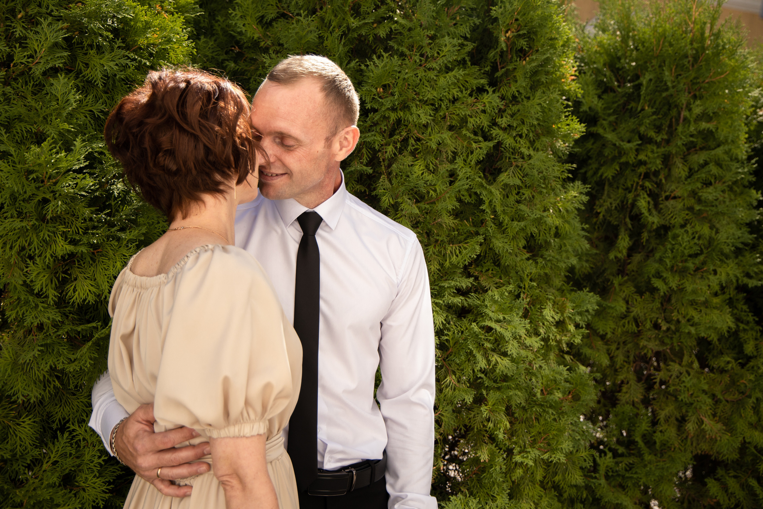 Молодожены целуются, лето, парк. Свадебная фотосессия Астрахань.