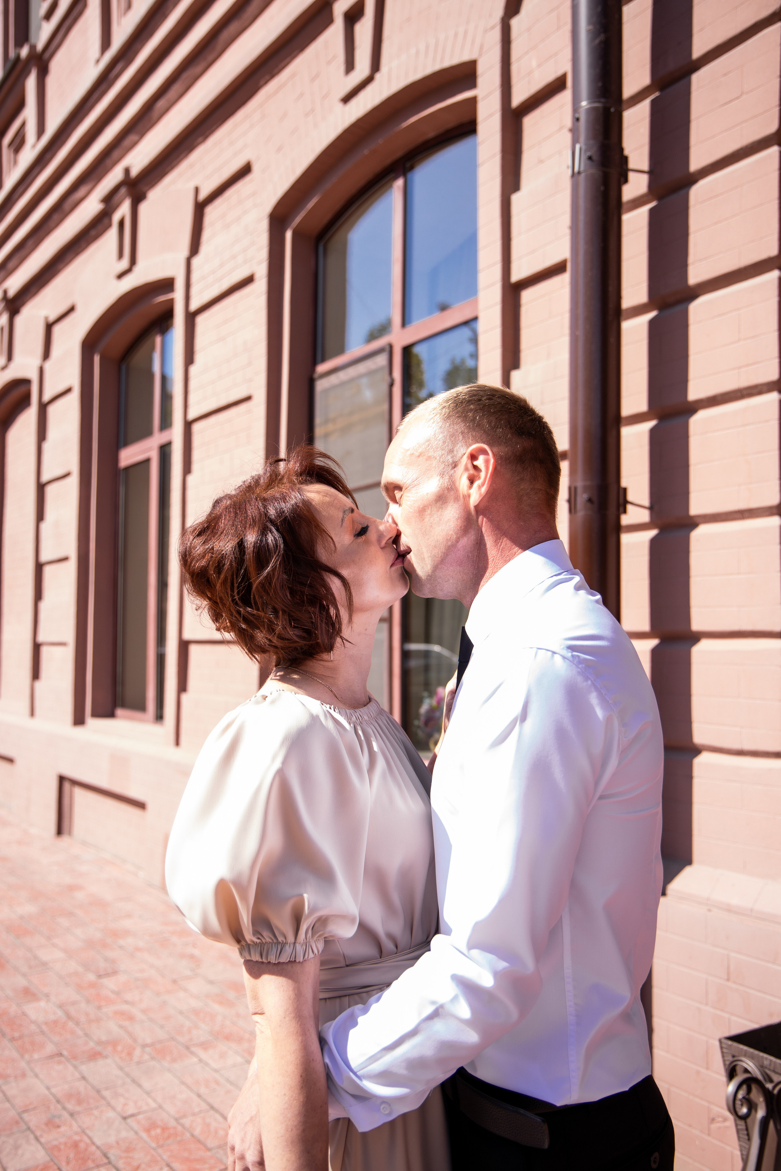 Жених и невеста в профиль, на улице. Крупный план, целуются. Свадебная фотосессия Астрахань.