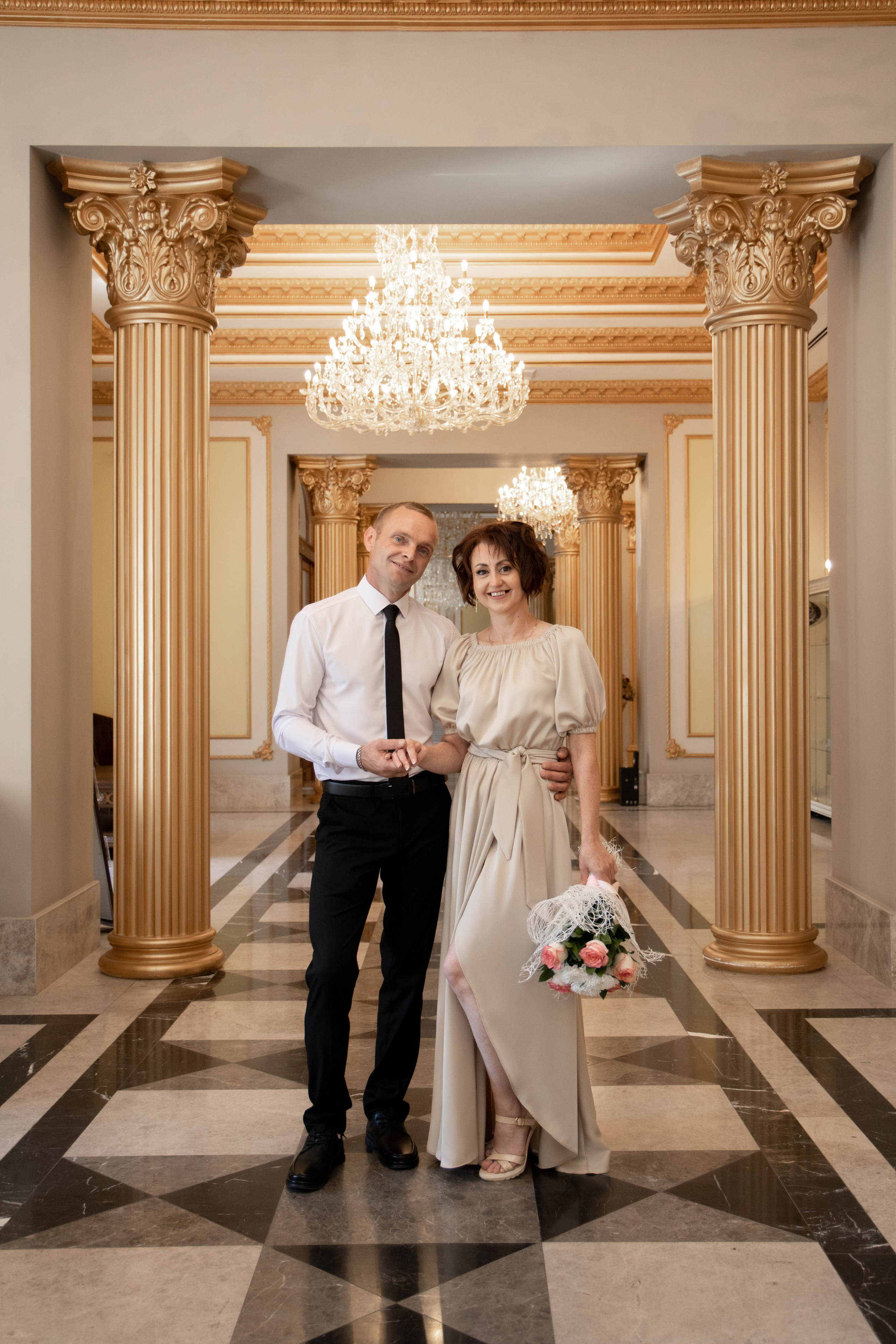 Жених и невеста в полный рост в холле с колоннами. Свадебная фотосессия Астрахань.