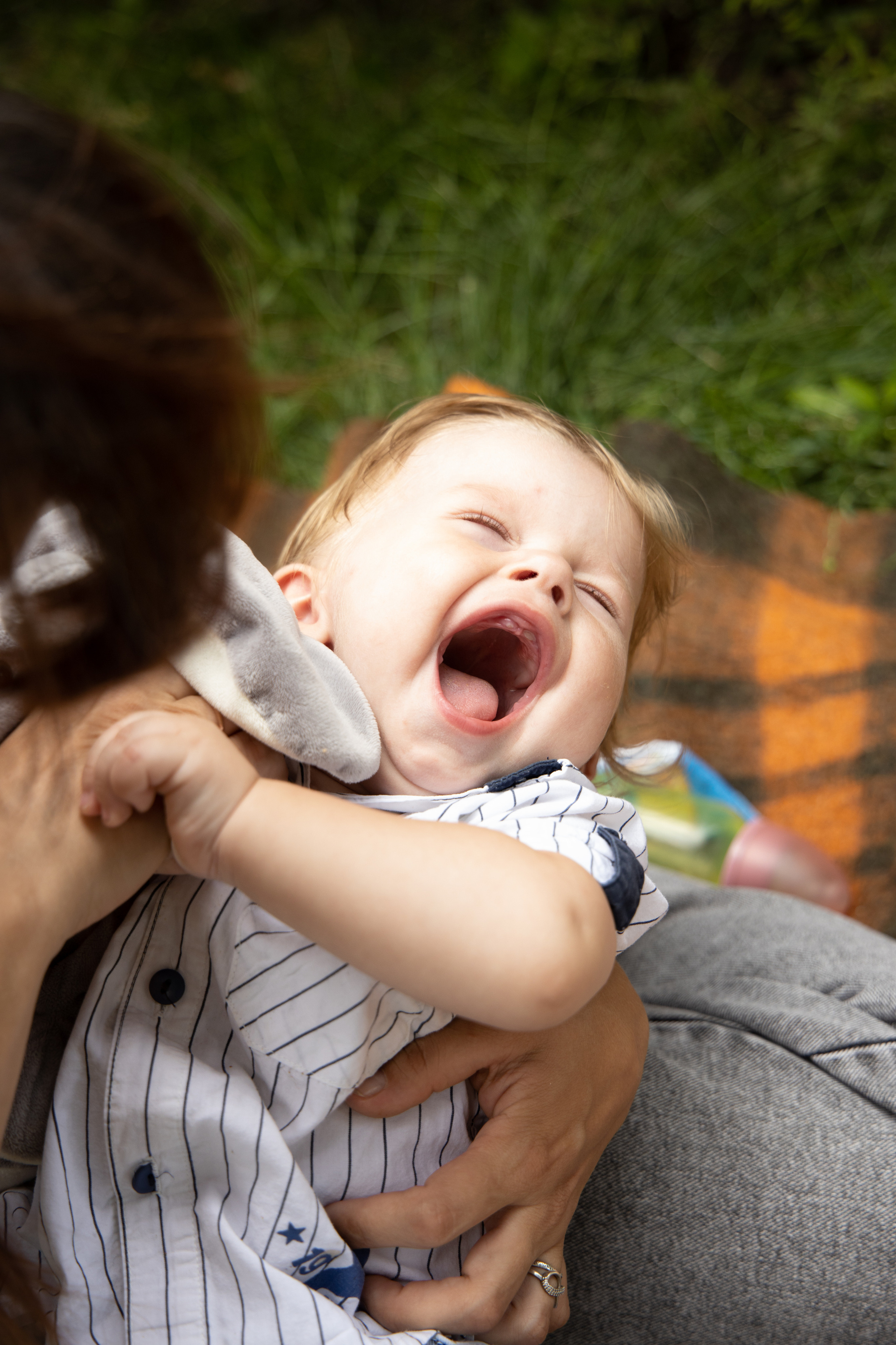Малыш на руках у мамы, смеётся. Детская съёмка Астрахань.