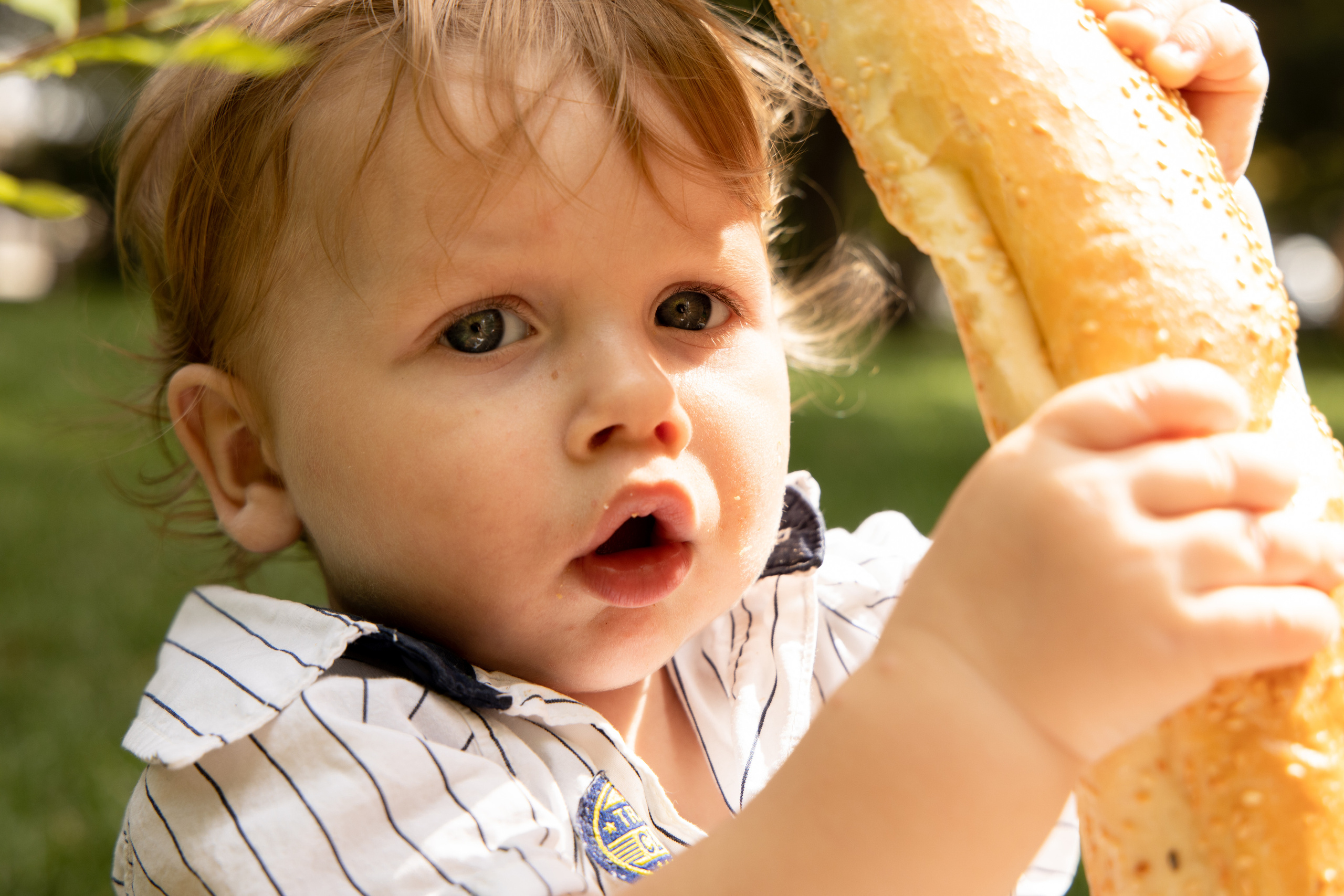 Малыш с батоном в руках, крупный план. Детская съёмка Астрахань.