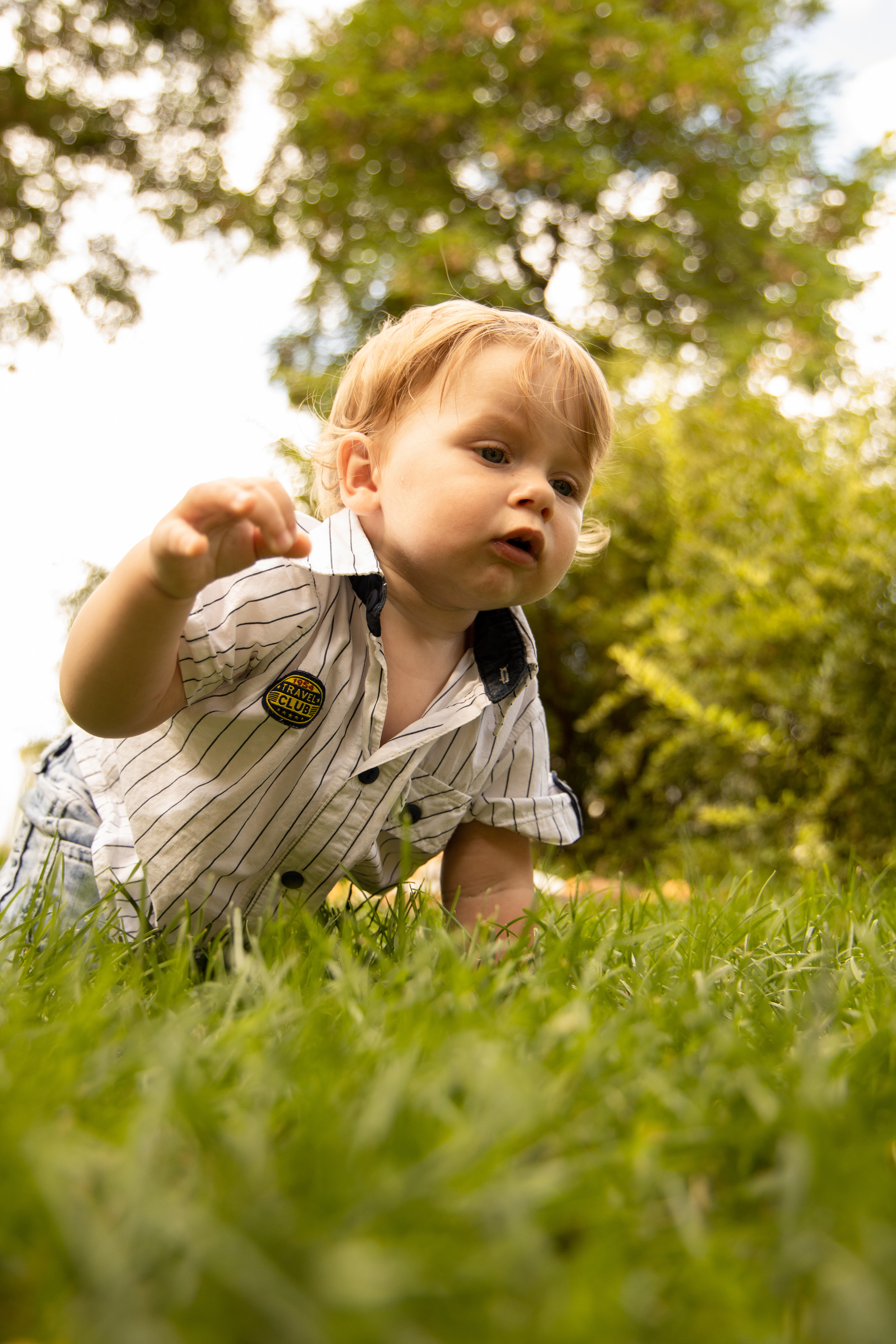 Малыш сидит на траве. Детская съёмка Астрахань.