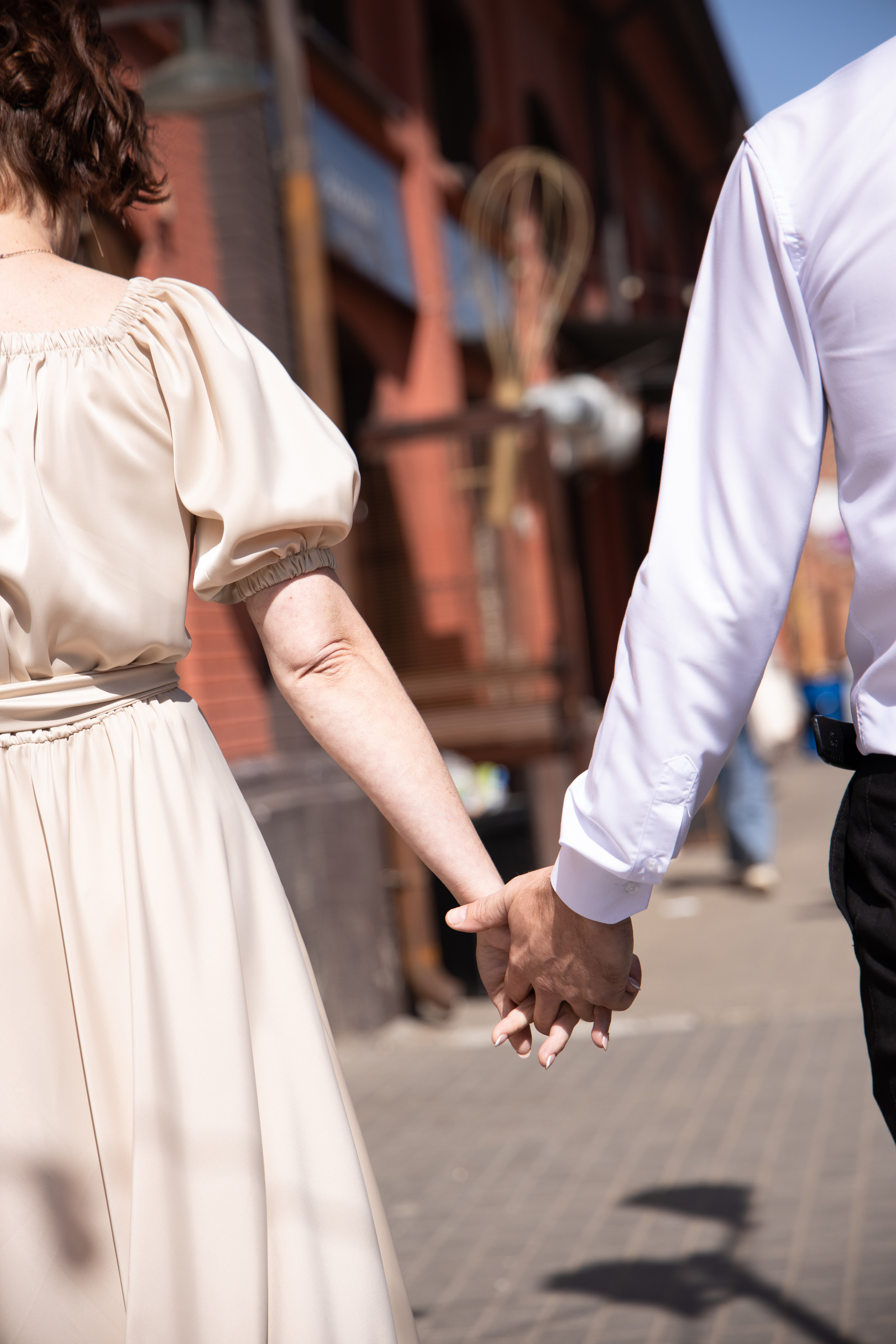 Молодожены идут, взявшись за руки. Свадебная фотосессия Астрахань.