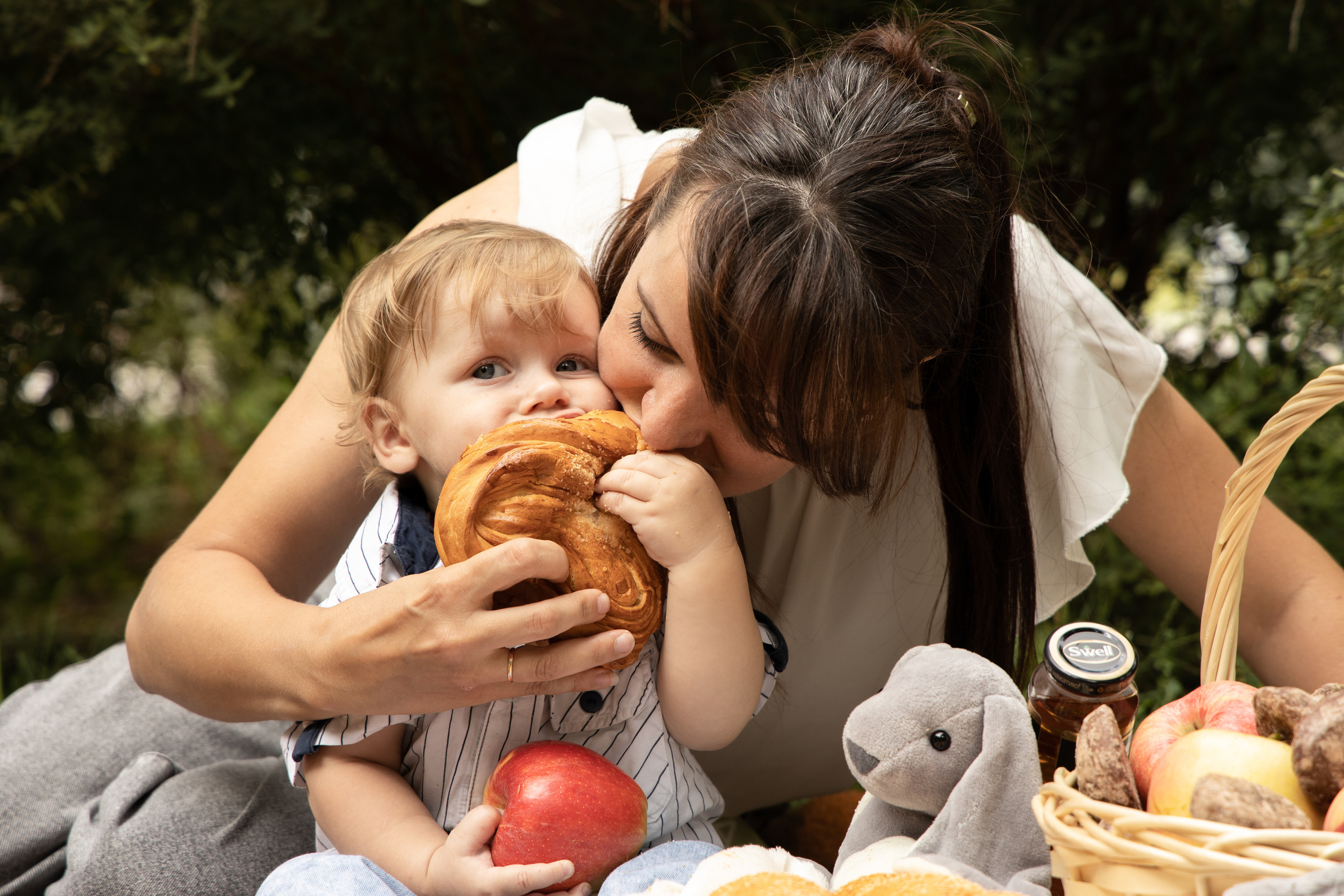 Мама и малыш кусают булку, отдых на природе. Детская съёмка Астрахань.
