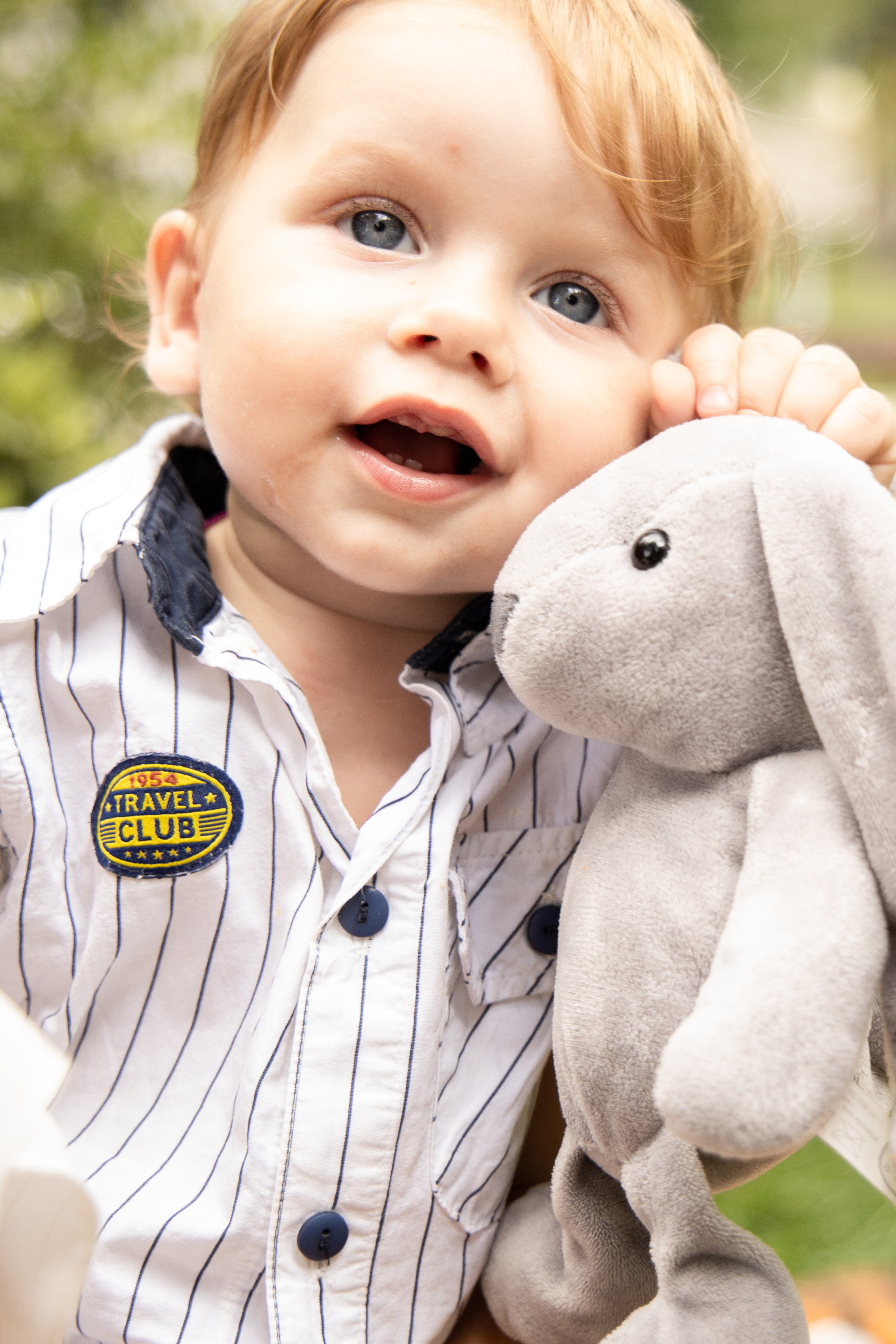 Малыш с игрушкой заяц. Детская съёмка Астрахань.