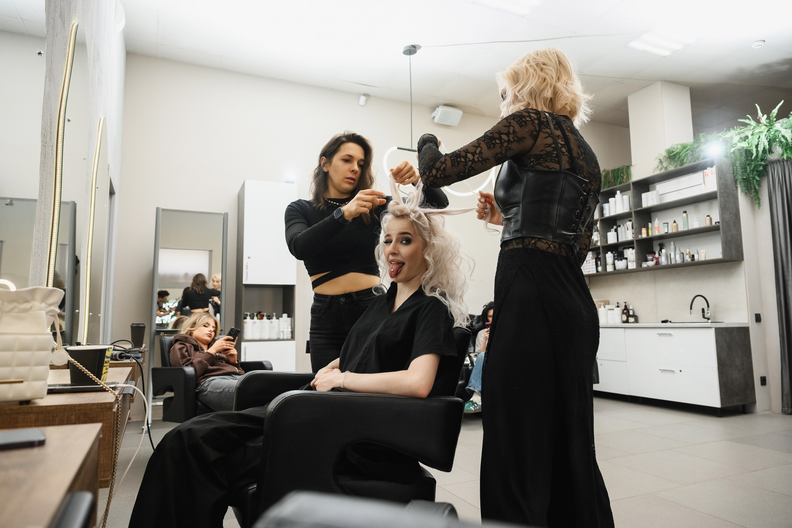 Фотосъемка в парикмахерской в Петропавловске-Камчатском. Профессиональная фотосессия в салоне красоты в Петропавловске-Камчатском. Стильная фотосъемка парикмахерских работ в Петропавловске-Камчатском. Креативные образы и прически в фотосессии парикмахерской в Петропавловске-Камчатском. Фотосъемка в барбершопе и салоне красоты в Петропавловске-Камчатском.