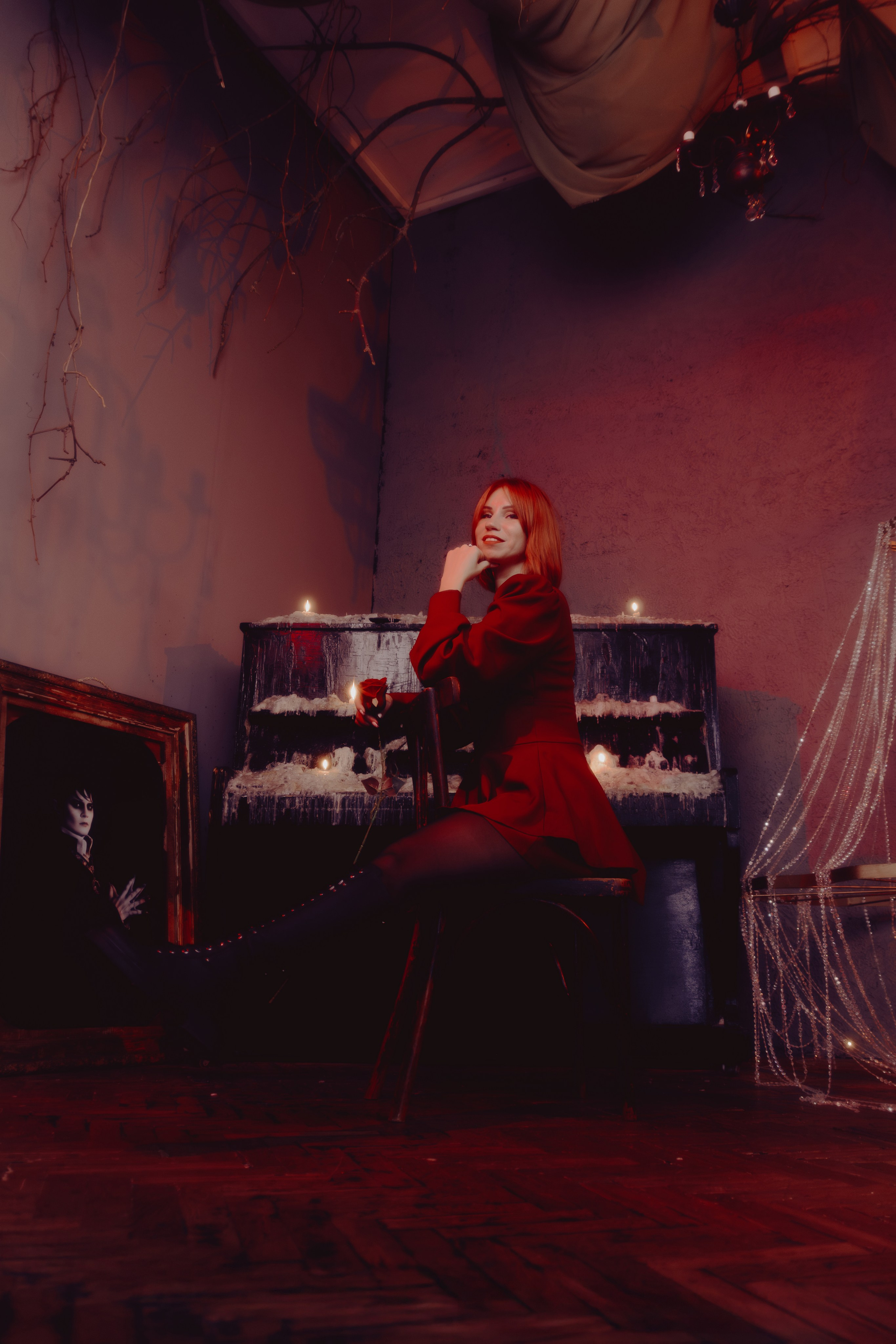 Портрет с акцентом на текстуру одежды таролога. Свет подчёркивает фактуру ткани.