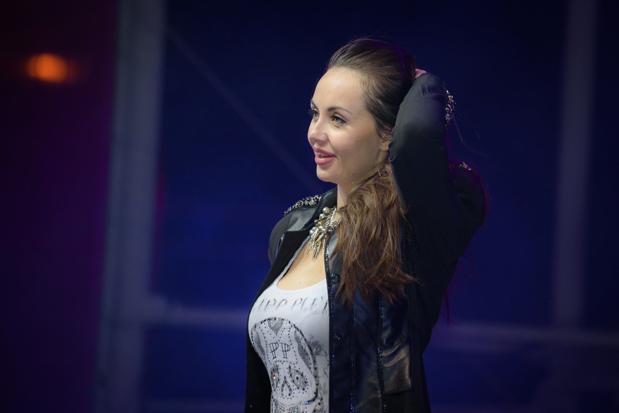 Солистка группы "Всё включено" поправляет волосы