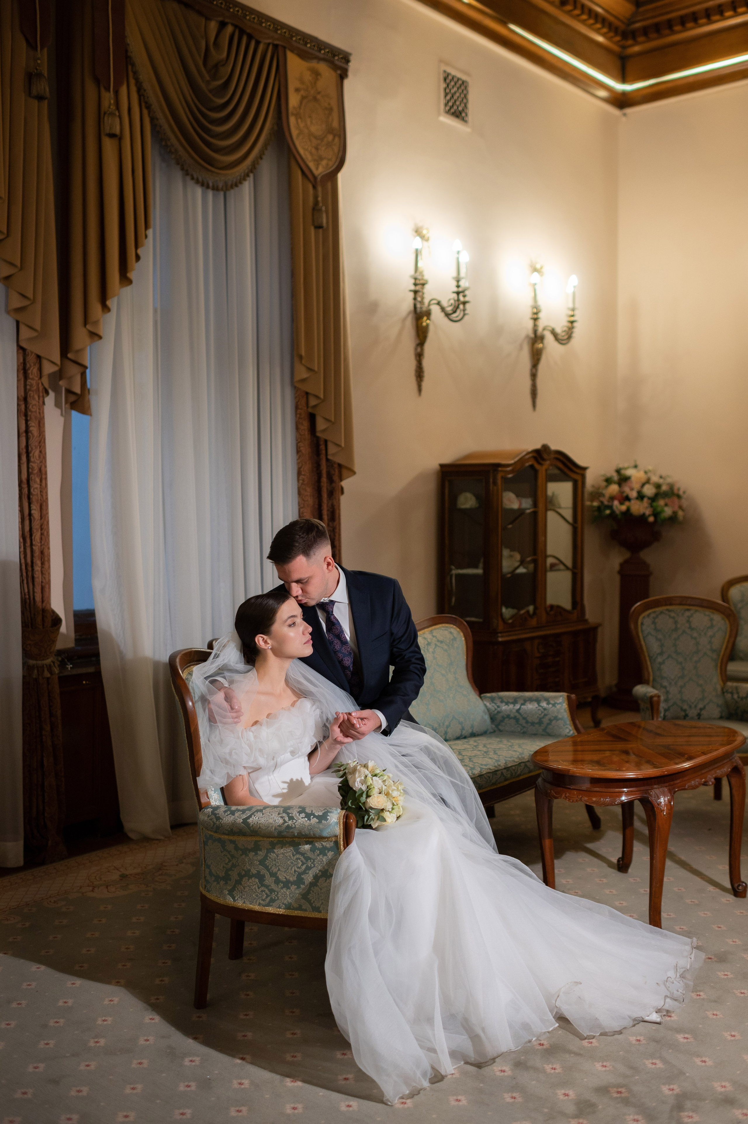 Осенняя великолепная свадебная прогулка жениха и невесты в октябре в Санкт-Петербурге в Михайловском парке и у Атлантов на Миллионной улице. Портретный, семейный и свадебный фотограф в Санкт-Петербурге и в Пушкине Ширяев Денис