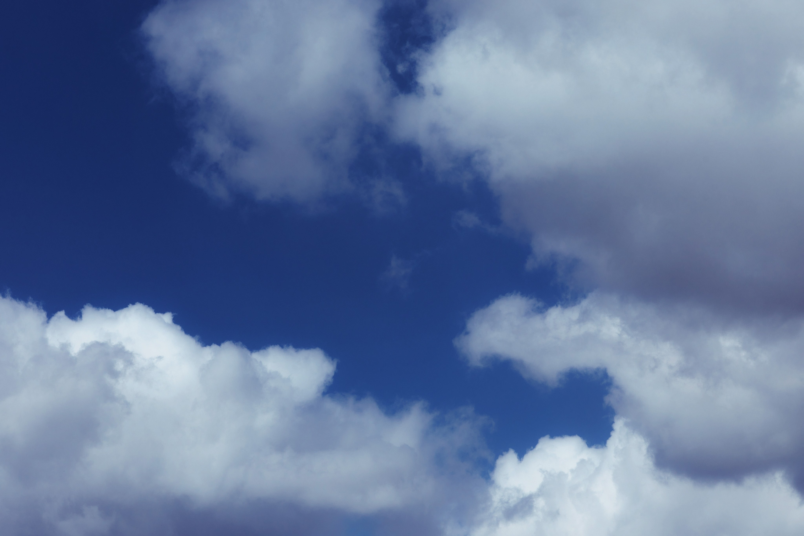 Голубое небо и кучевые белые облачка