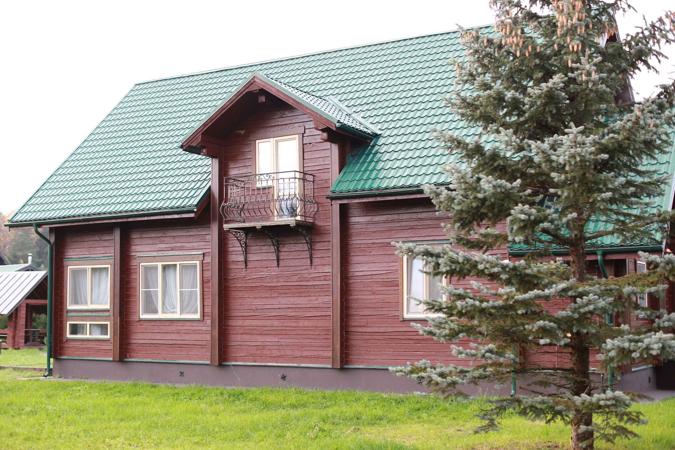 Аренда загородного дома для свадьбы или отдыха по Ярославскому шоссе. Банкетный зал Веранда в Якушево у озера для свадеб, юбилеев, корпоративов. Официальный сайт