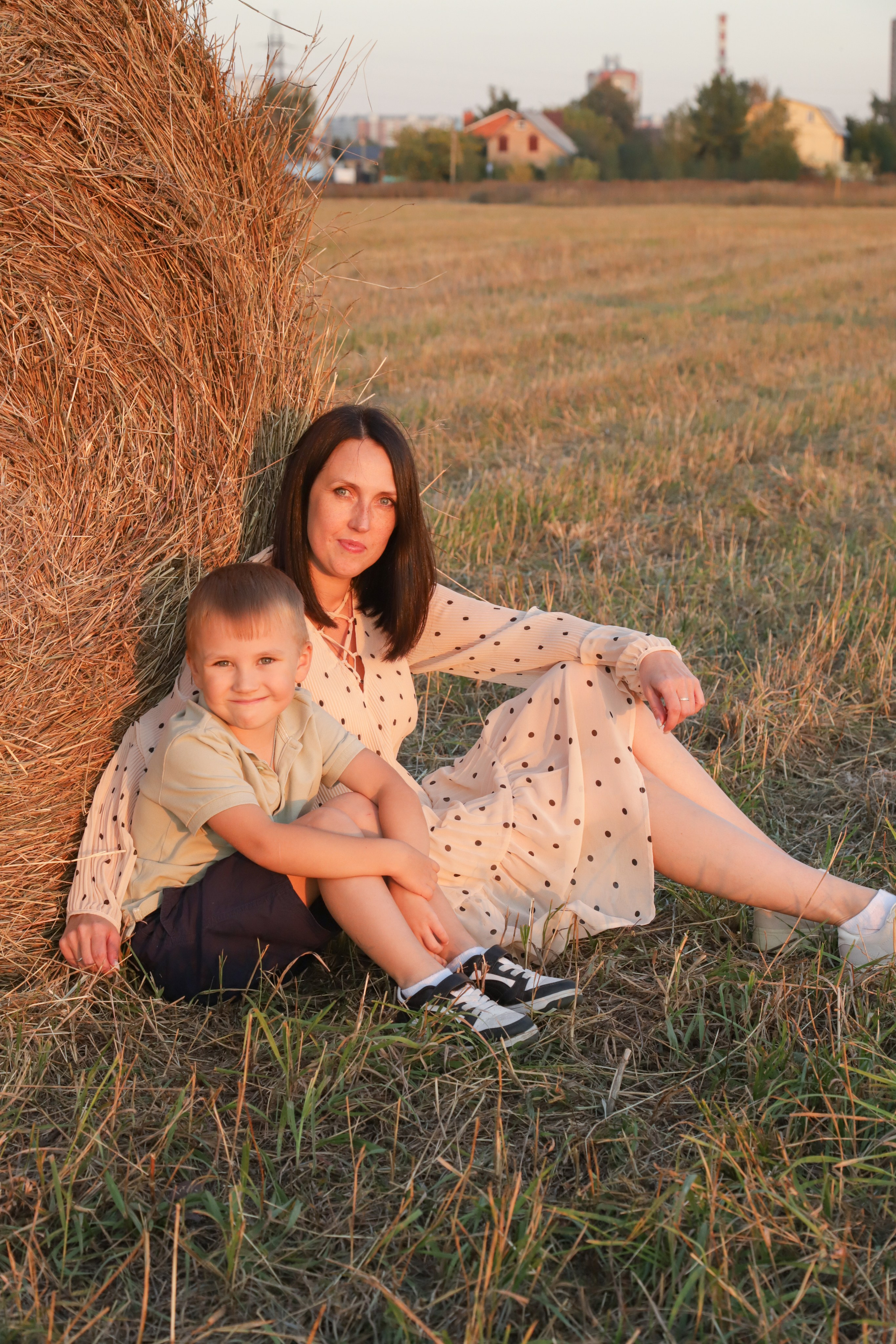 Мама с детьми в поле стога. Диана Николаева — фотограф город Балашиха