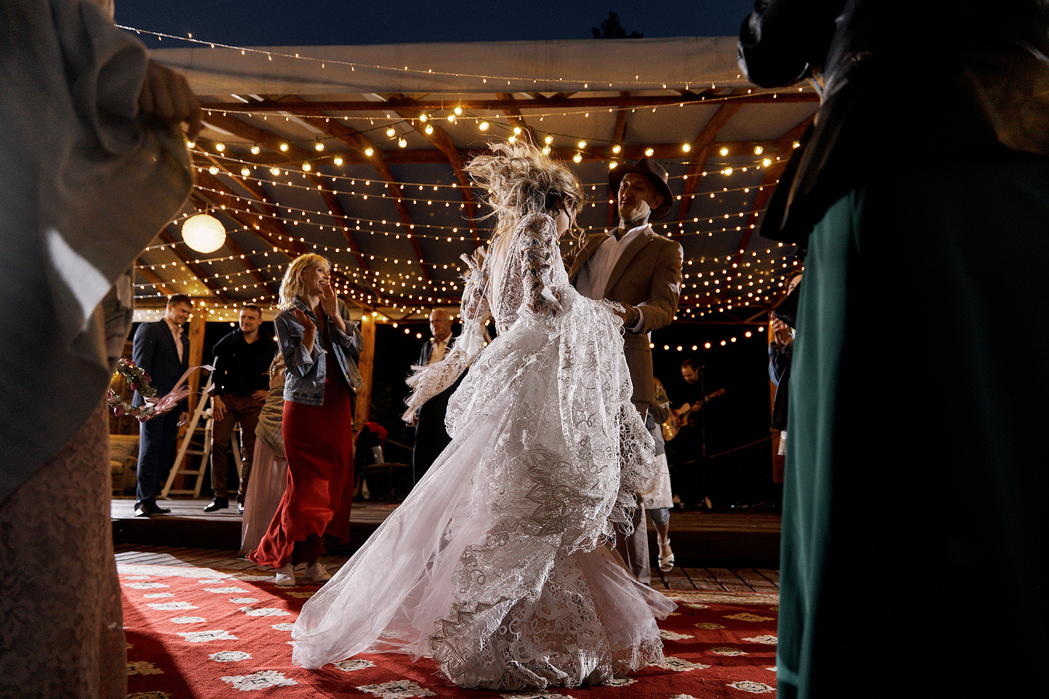 Там где нет связи, люди вынуждены общаться)). Фотограф Игорь Цаплин