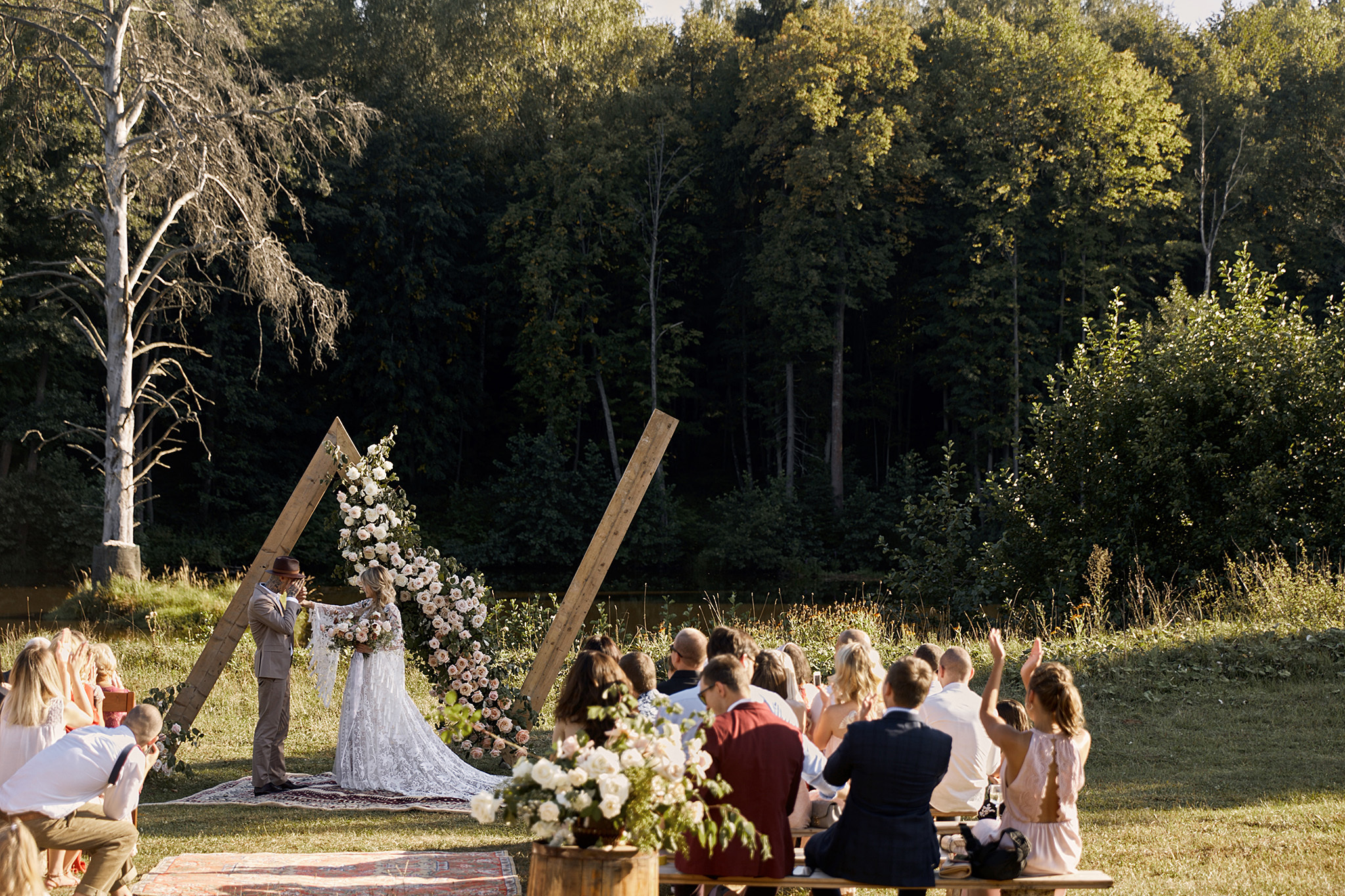 Там где нет связи, люди вынуждены общаться)). Фотограф Игорь Цаплин