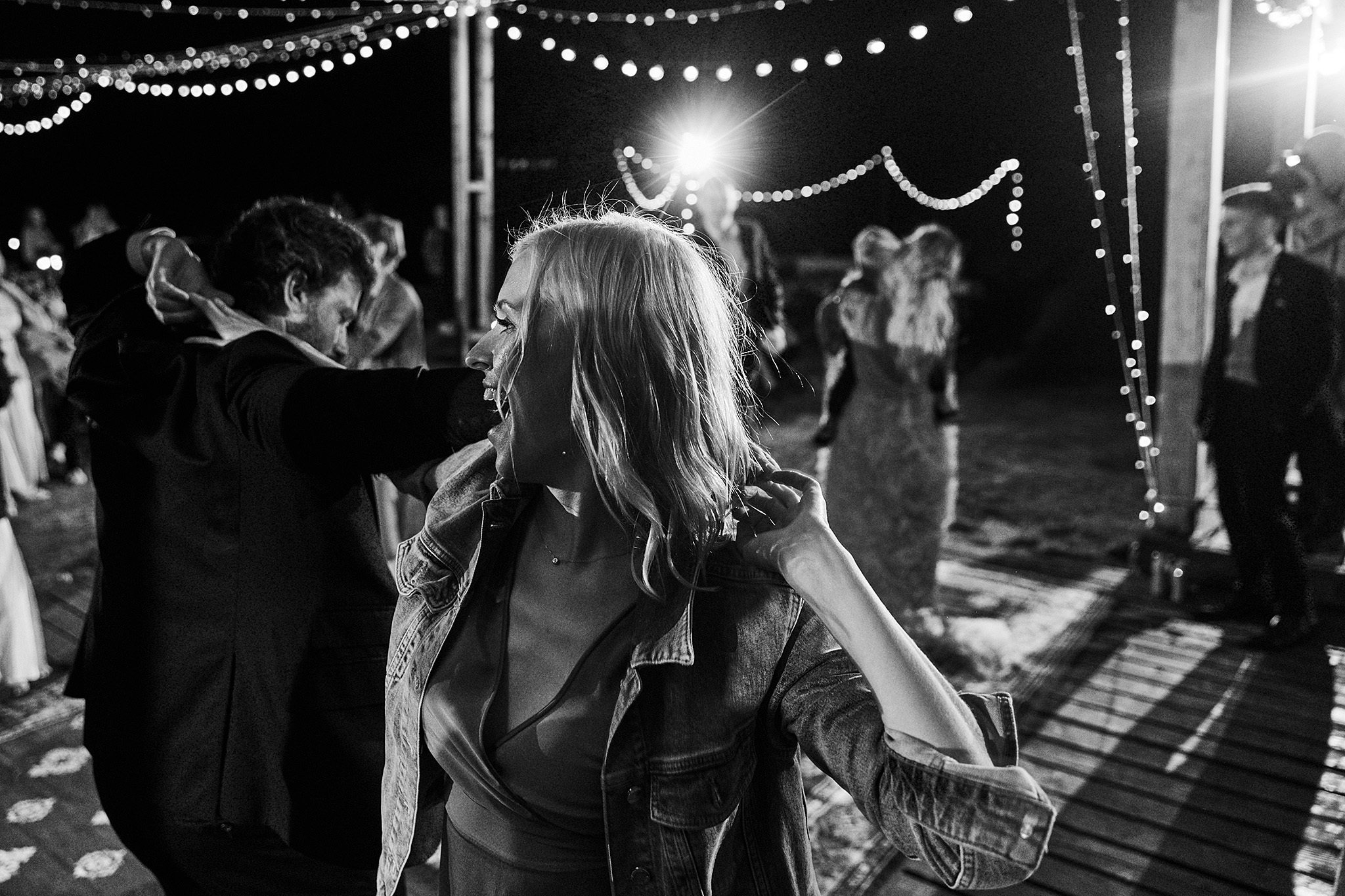 Там где нет связи, люди вынуждены общаться)). Фотограф Игорь Цаплин