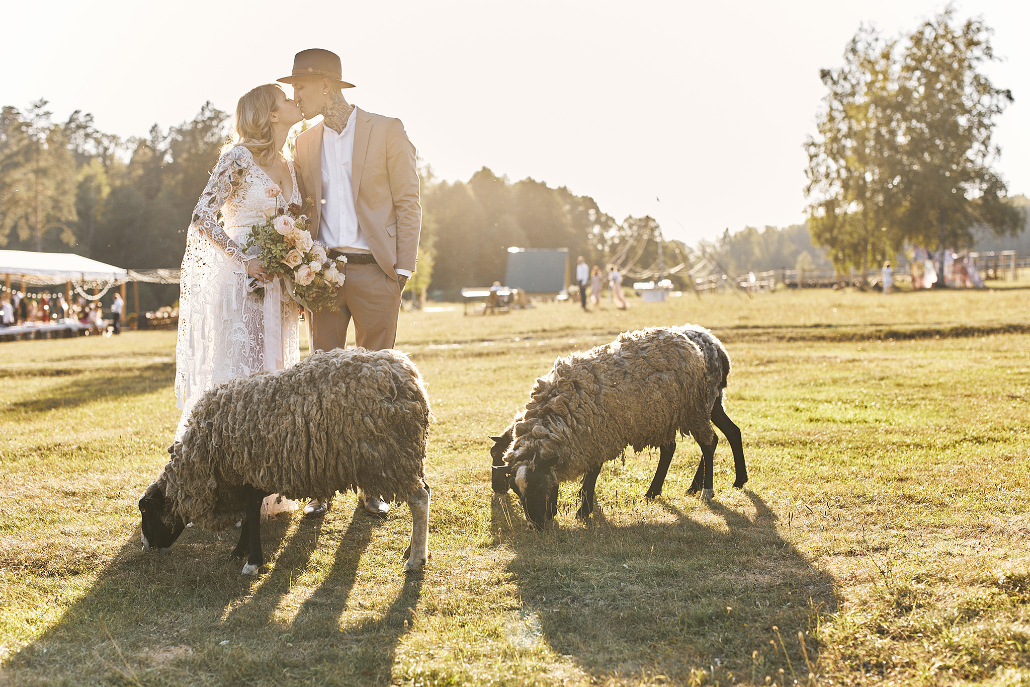 Там где нет связи, люди вынуждены общаться)). Фотограф Игорь Цаплин