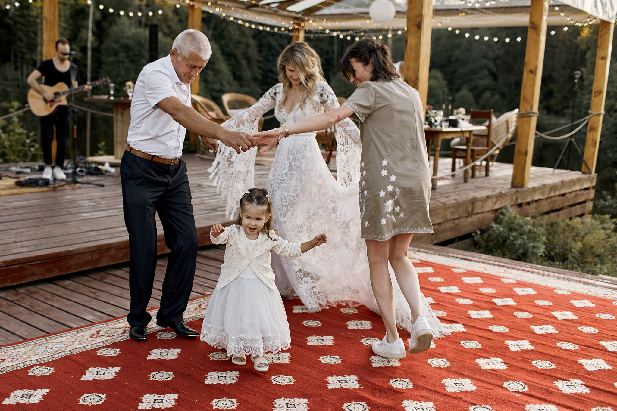 Там где нет связи, люди вынуждены общаться)). Фотограф Игорь Цаплин