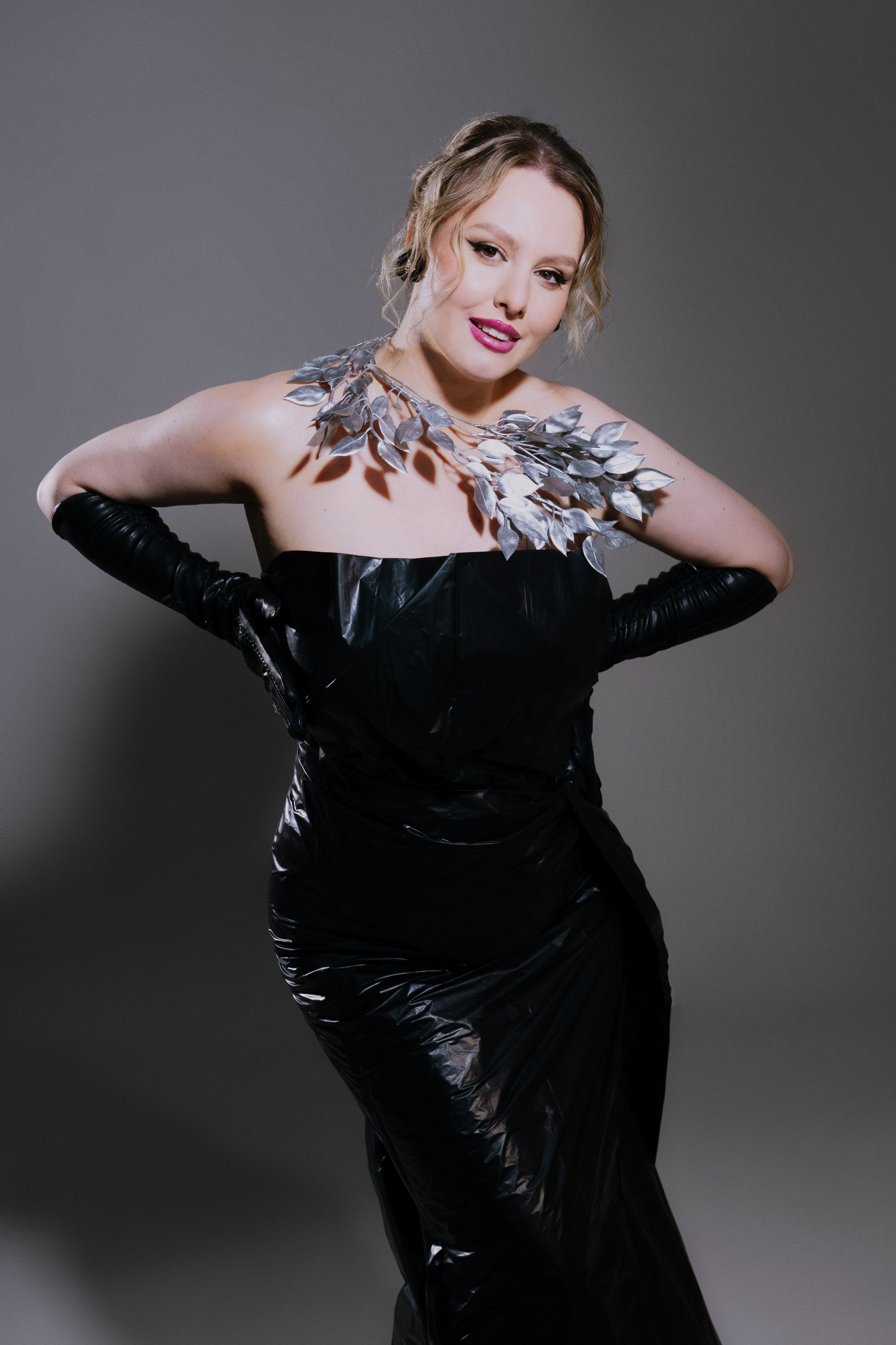 Оригинальная студийная съемка с акцентом на экологичный стиль и переработку материалов.