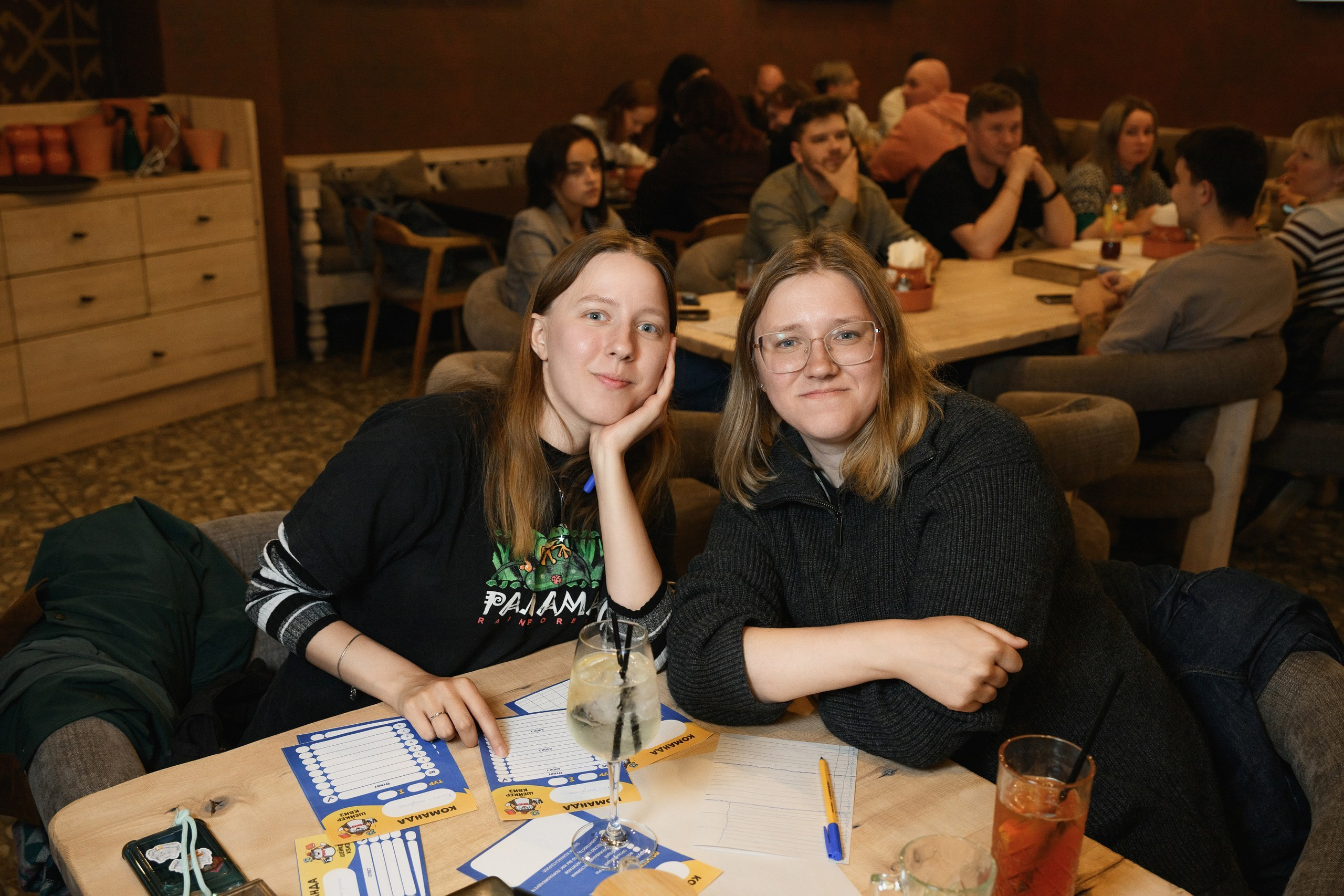 Фотосъемка квиза в кафе в Петропавловске-Камчатском. Командная фотосъемка во время игры в квиз в Петропавловске-Камчатском. Яркие эмоции и моменты азарта на квиз-фотосессии в кафе. Профессиональная съемка корпоративных и дружеских квизов.