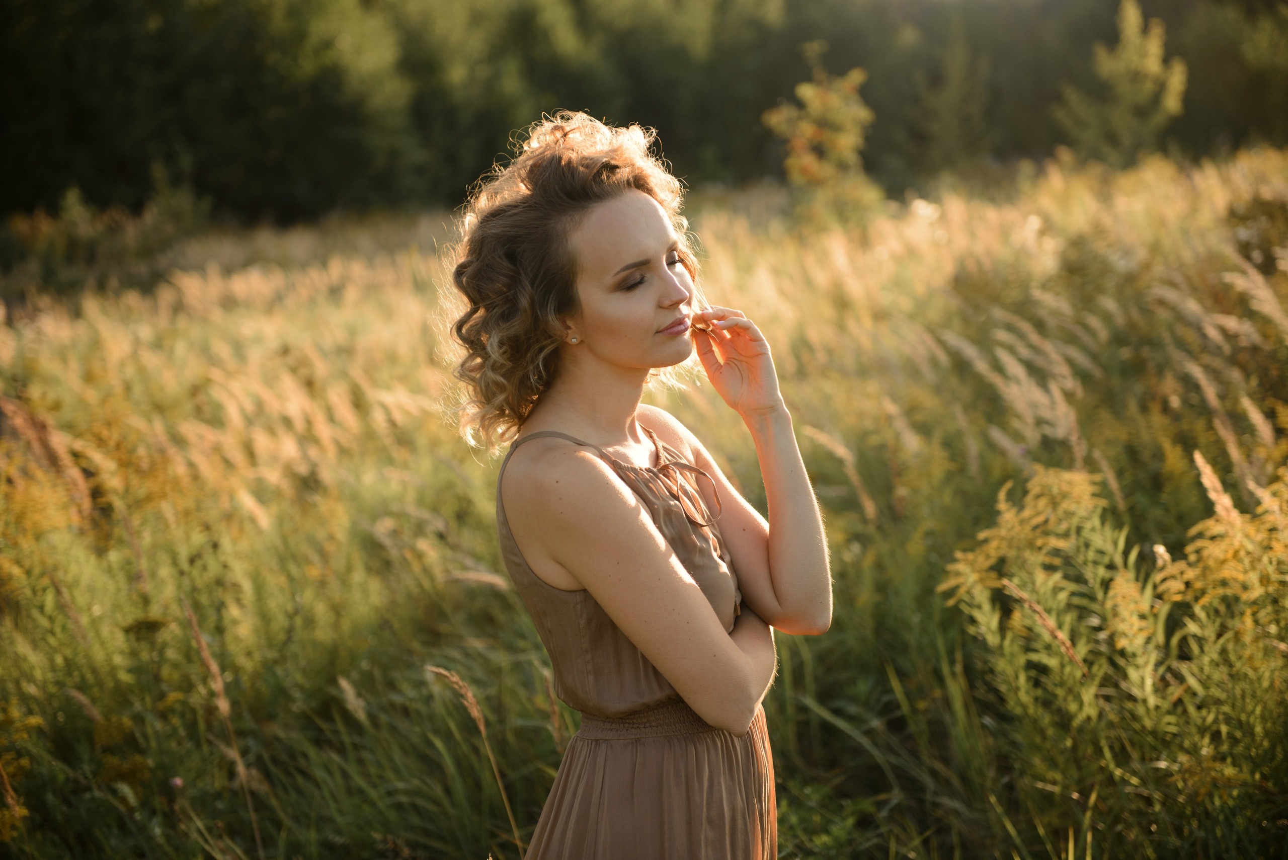 A photo shoot for a woman l in the field. Sunset photo shoot for a girl Curly hair style. (photographer in Edinburgh Elena)