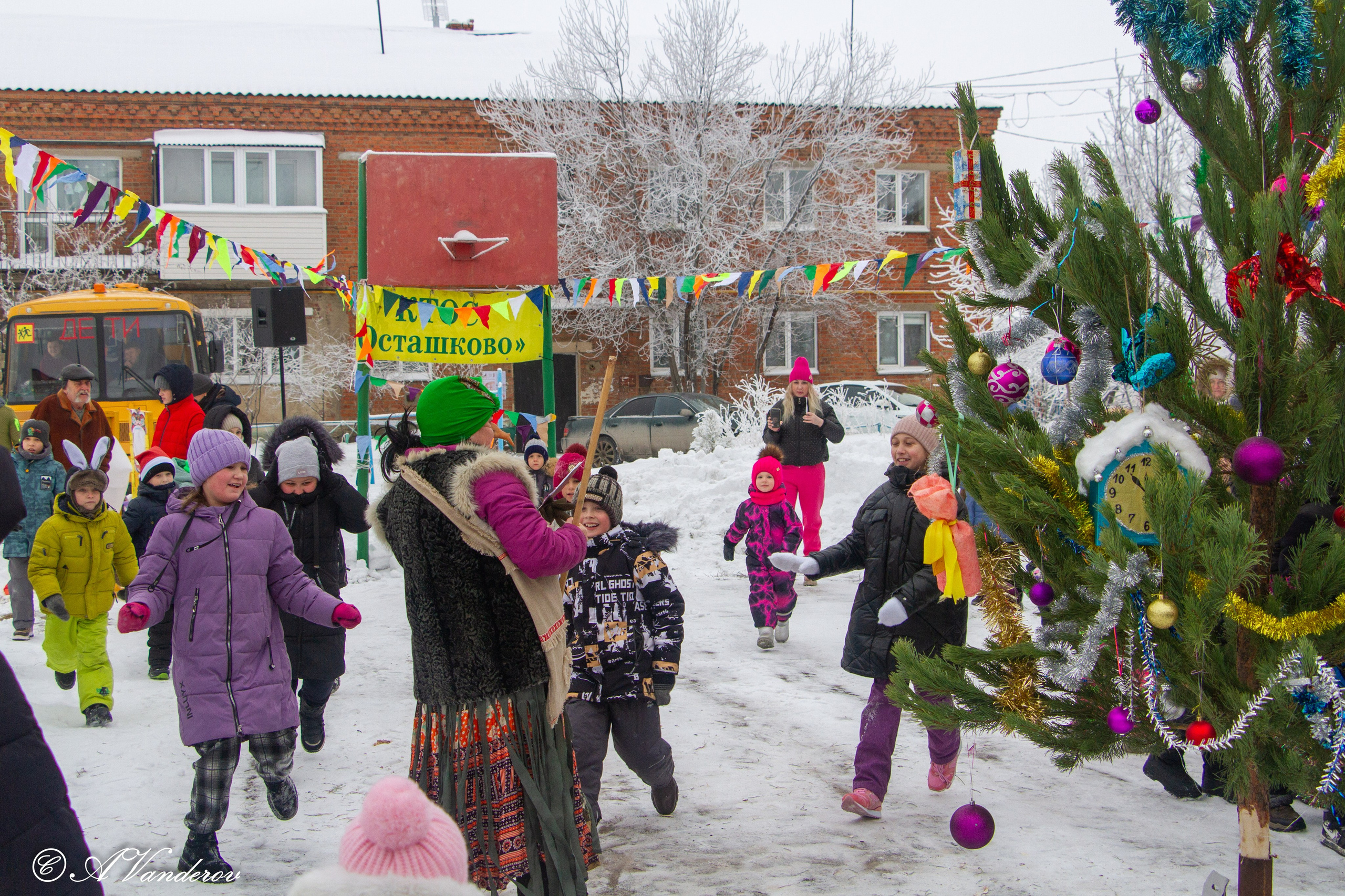 Праздник во дворе, ул. Осташковская-20. Фотограф Омск | Александр Вандеров