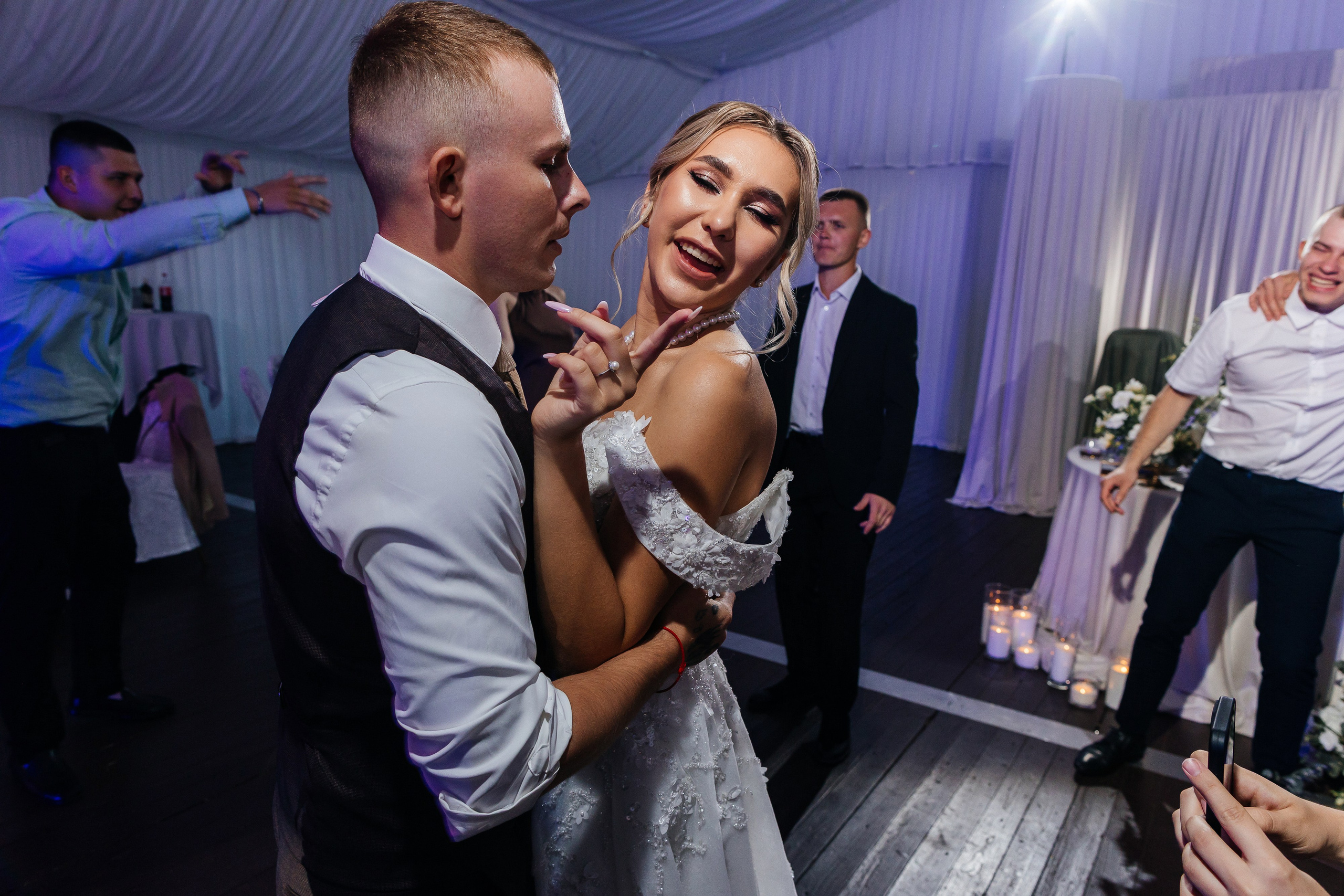 Красивая летняя свадьба в шатре. Олег Сверчков | Свадебный фотограф Вологда