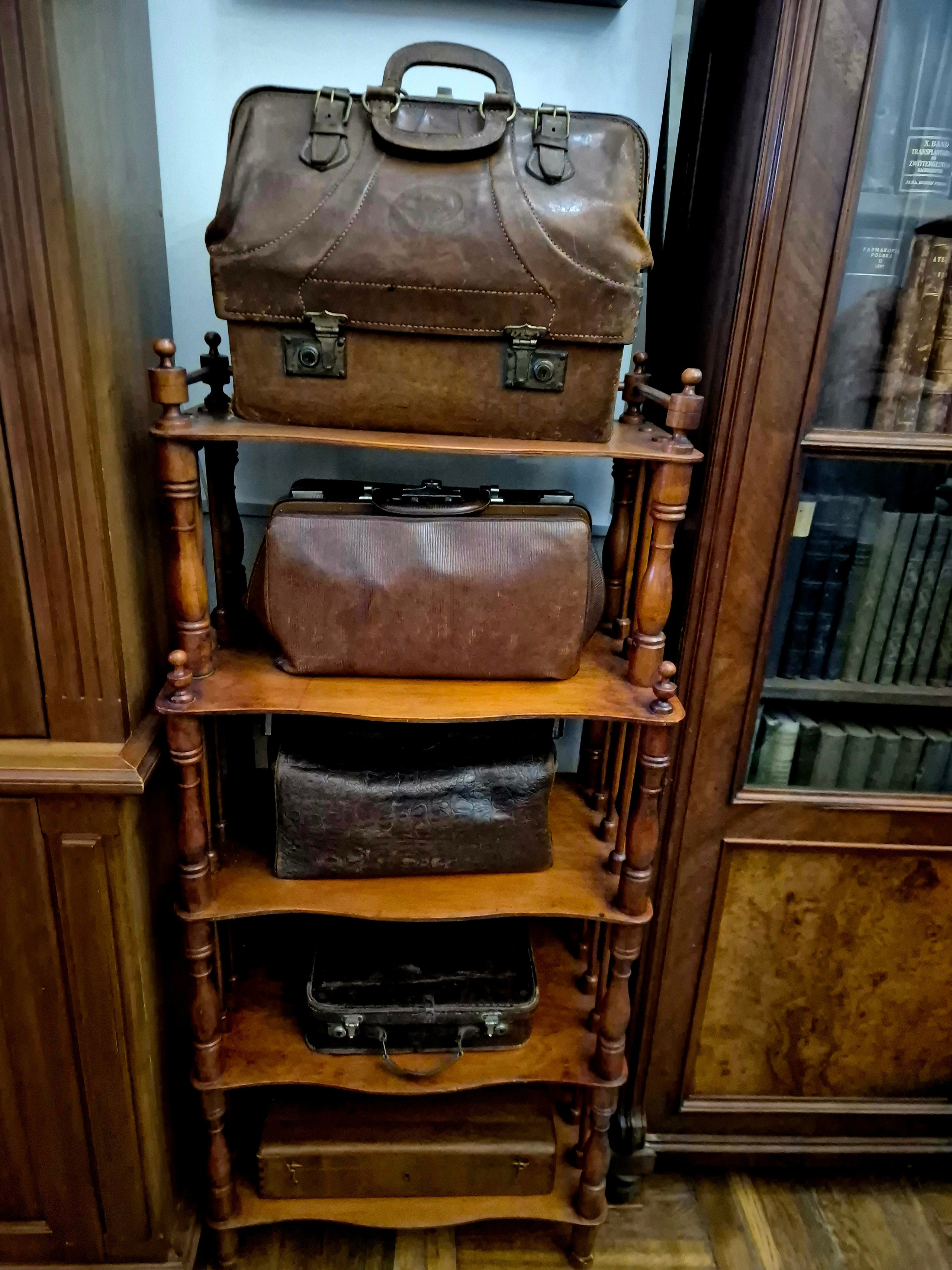 Действующая самая первая аптека города при монастыре Иезуитов, она же музей аптечного дела. Укладки разных веков