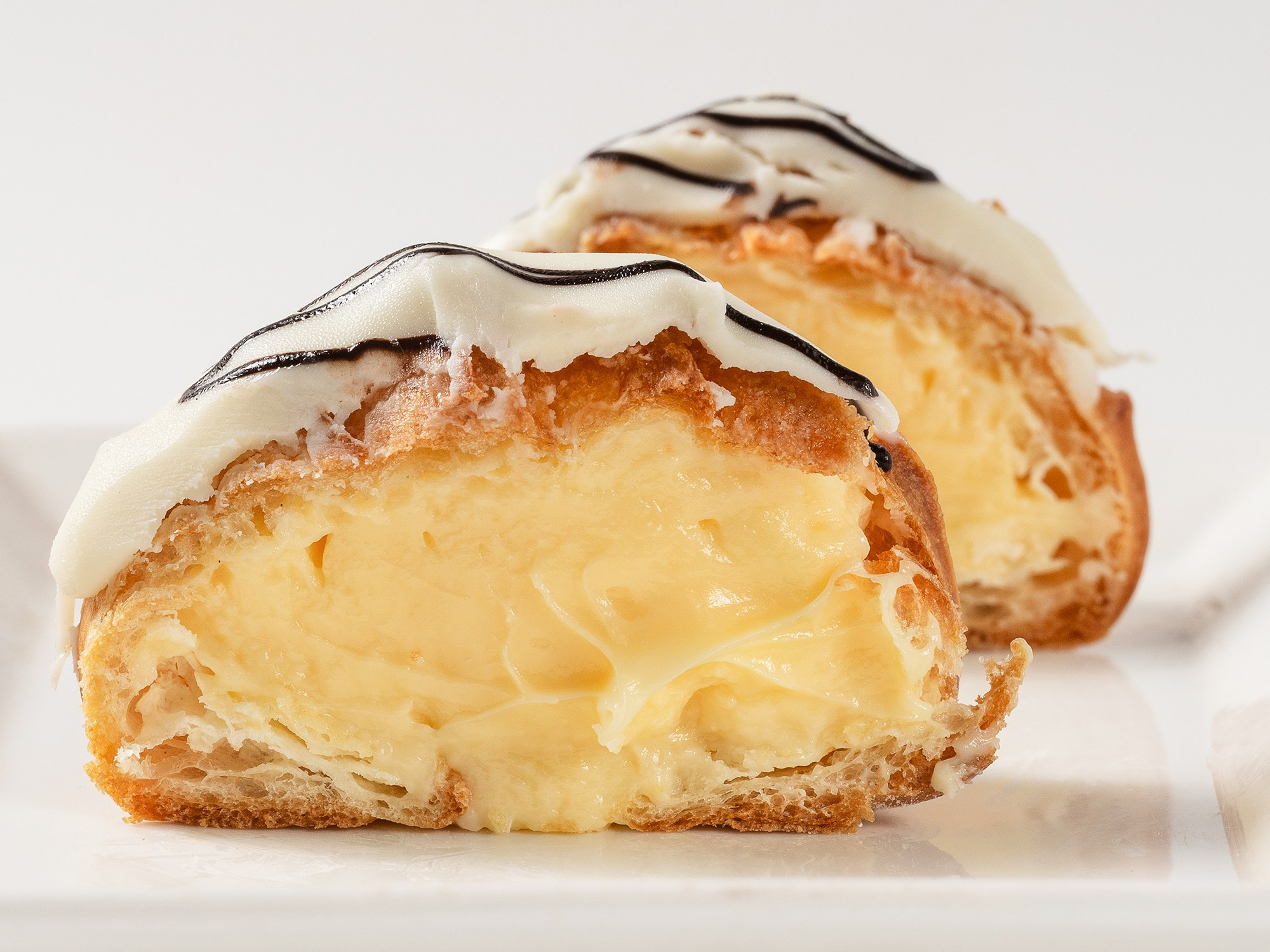 эклер в разрезе крупным планом