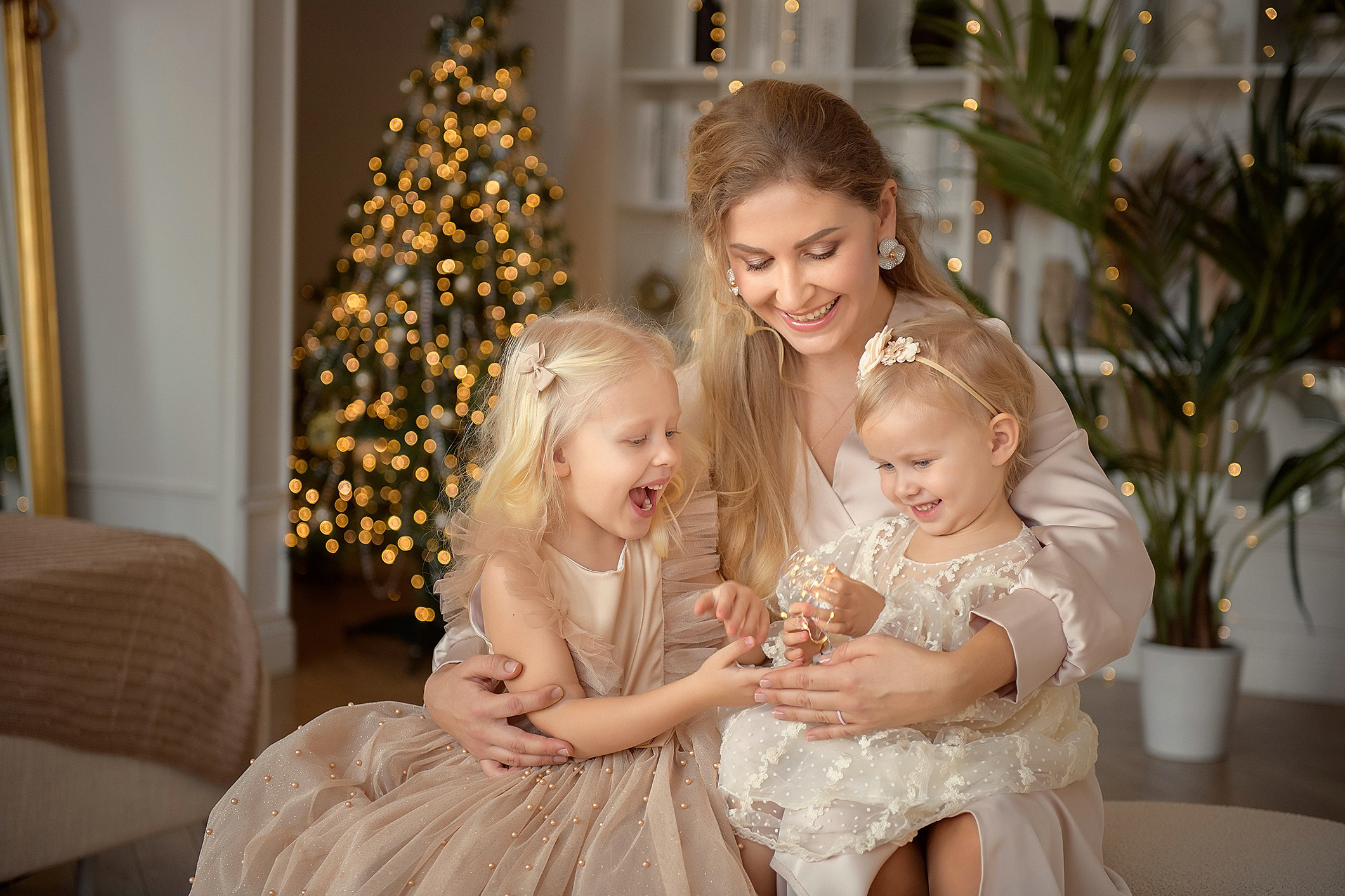 Новогодняя семейная фотосессия в студии. Домашняя новогодняя фотосессия. Заказать фотосессию