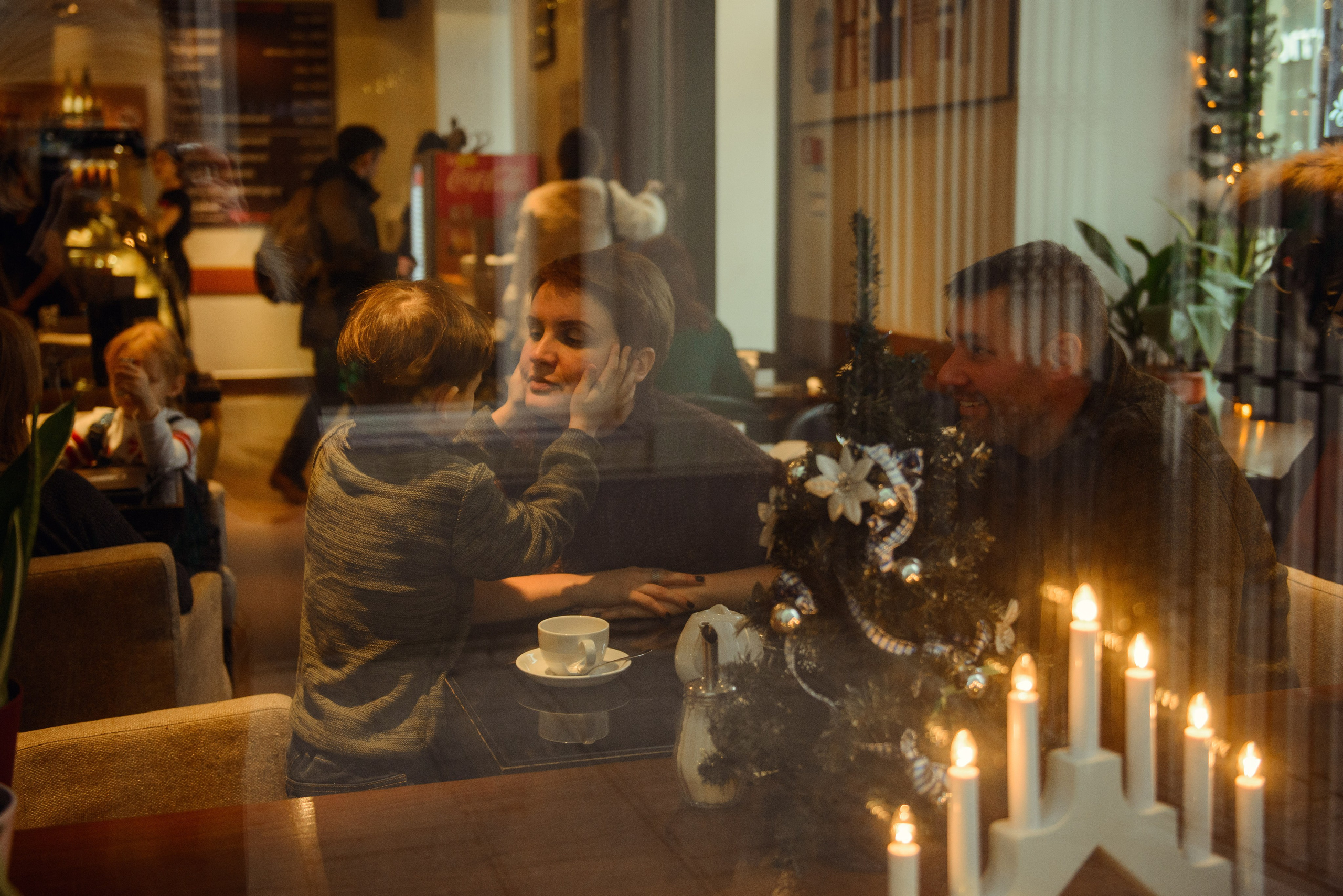 family photo shoot walking in the city. New Year Christmas photoshoot (Photographer in Edinburgh Elena Carruthers)