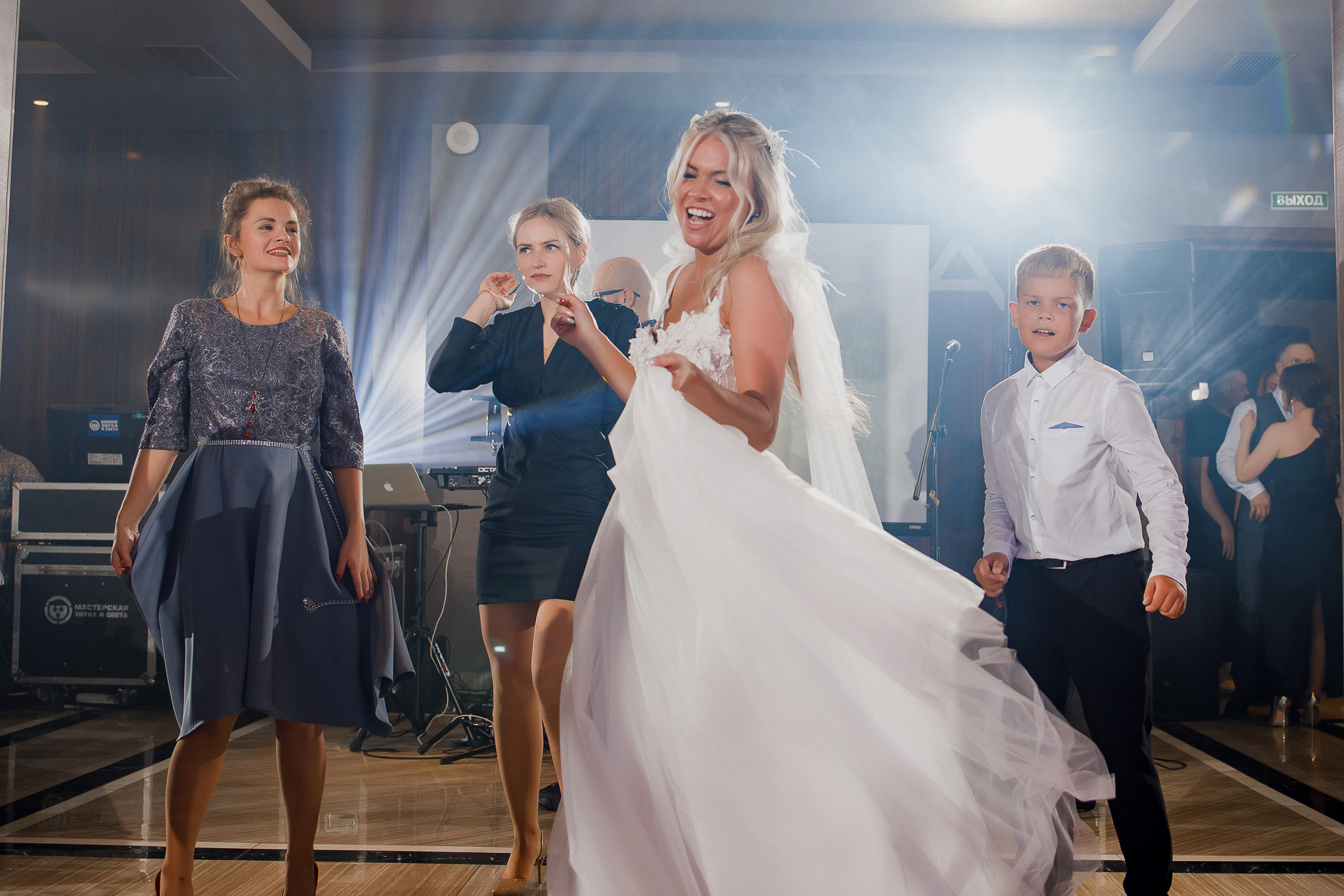 Чувственная фотосессия невесты в шикарном номере гостиницы. Олег Сверчков | Свадебный фотограф Вологда