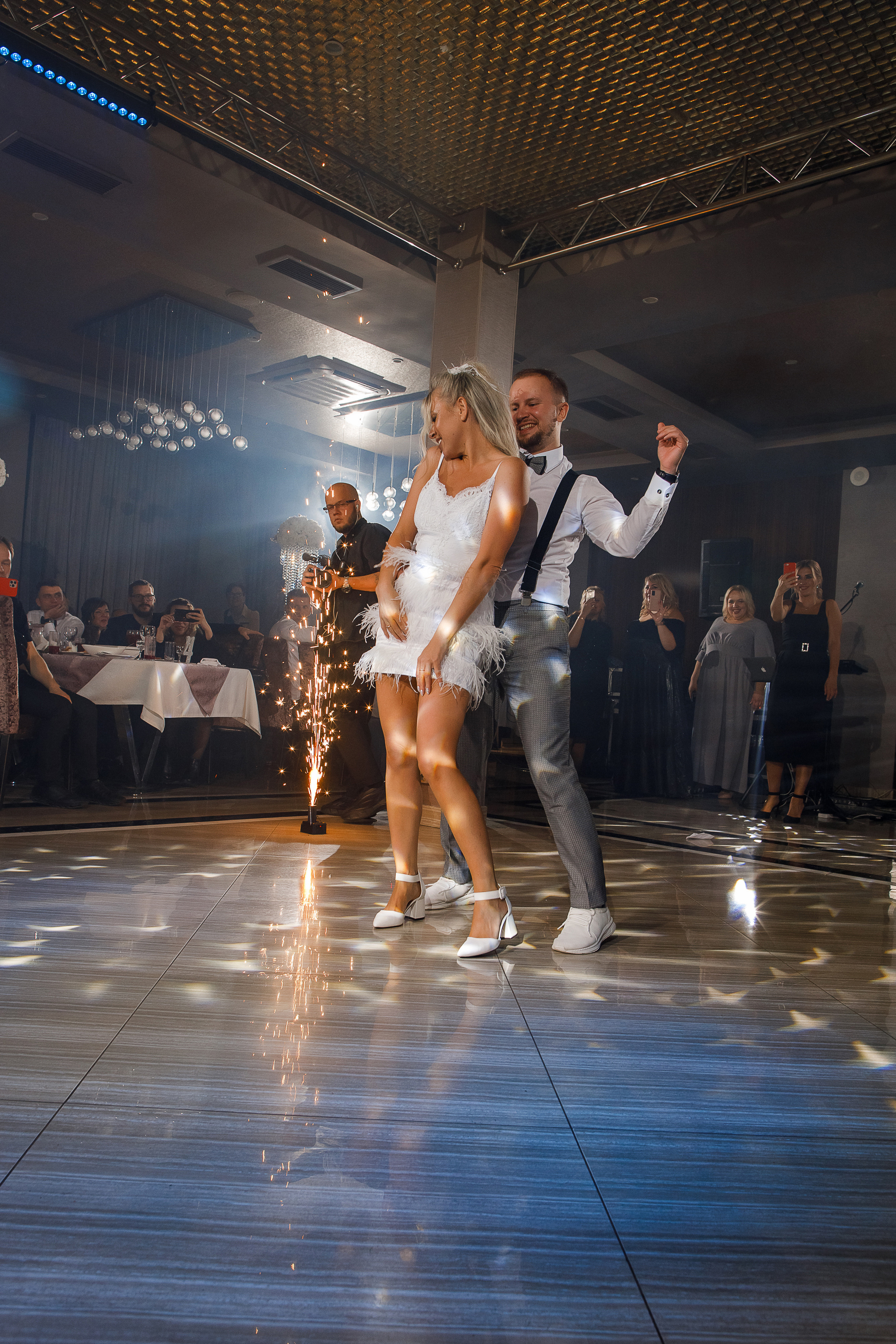 Чувственная фотосессия невесты в шикарном номере гостиницы. Олег Сверчков | Свадебный фотограф Вологда