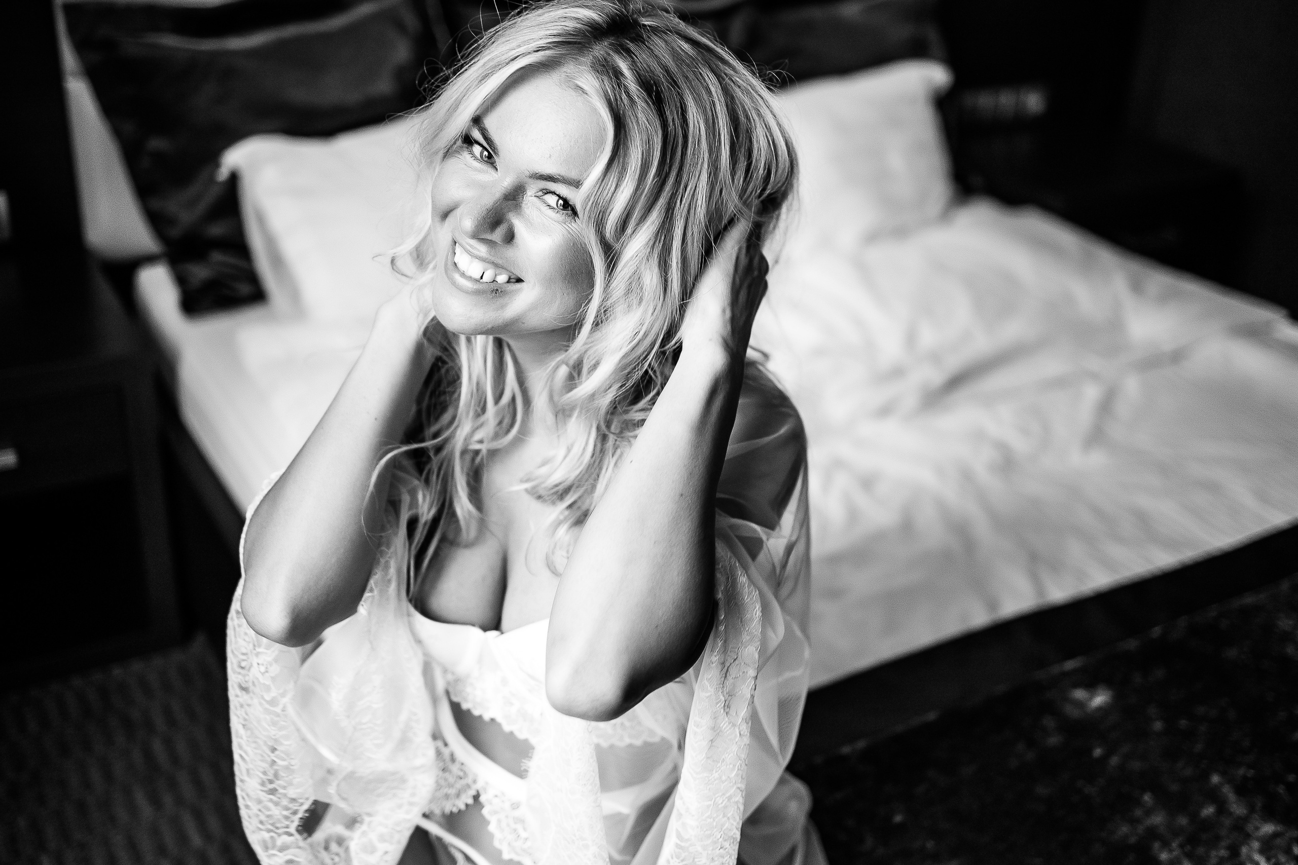 Чувственная фотосессия невесты в шикарном номере гостиницы. Олег Сверчков | Свадебный фотограф Вологда