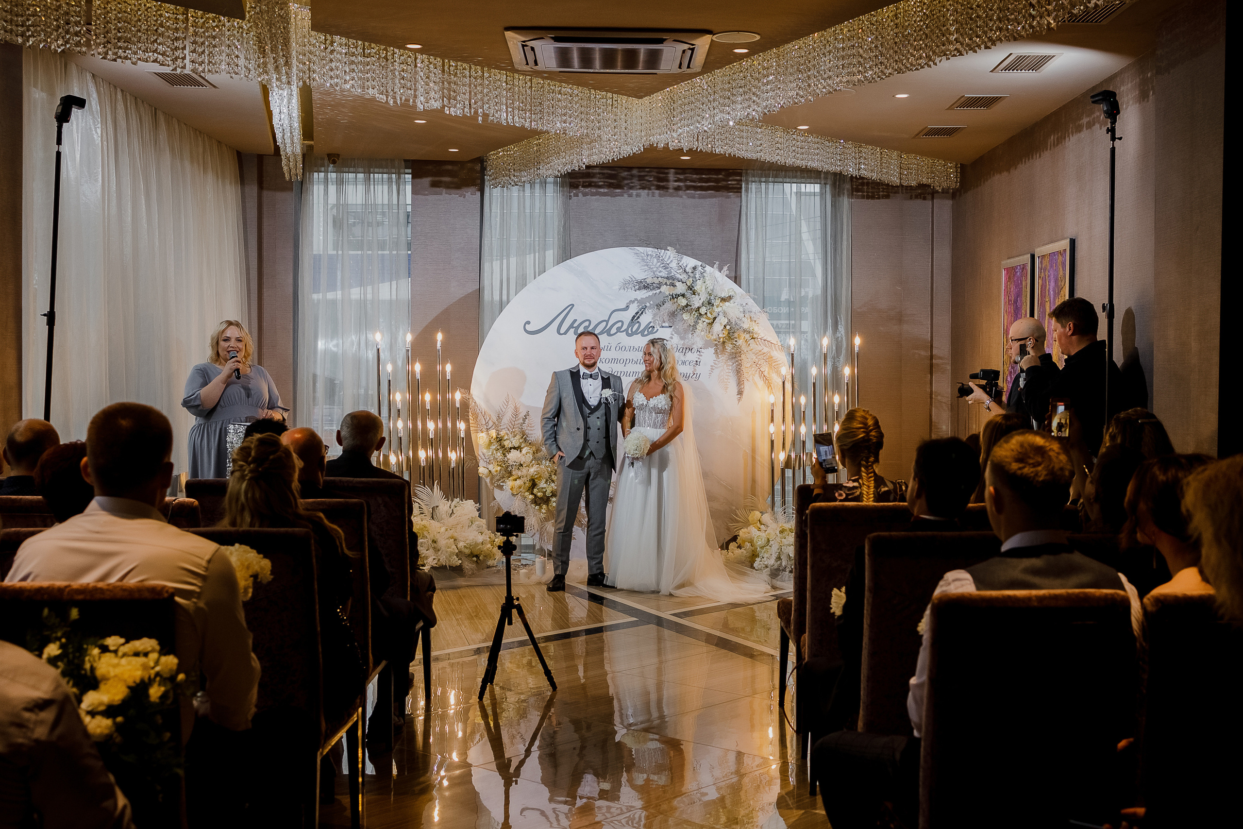 Чувственная фотосессия невесты в шикарном номере гостиницы. Олег Сверчков | Свадебный фотограф Вологда