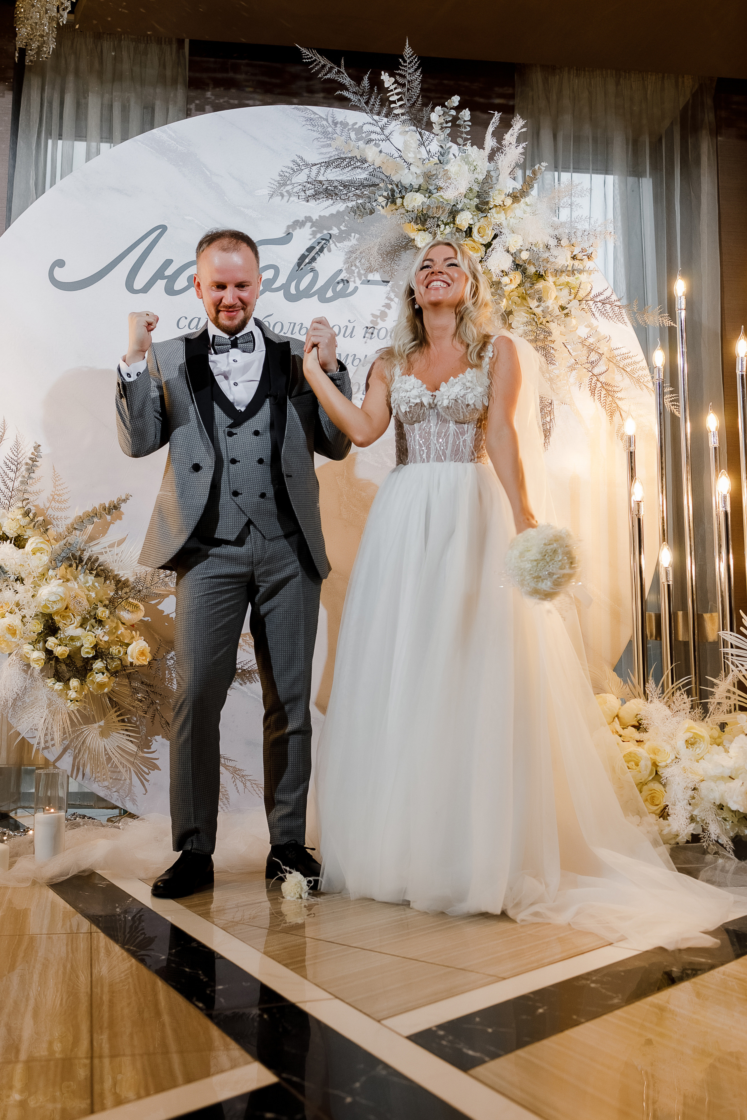 Чувственная фотосессия невесты в шикарном номере гостиницы. Олег Сверчков | Свадебный фотограф Вологда