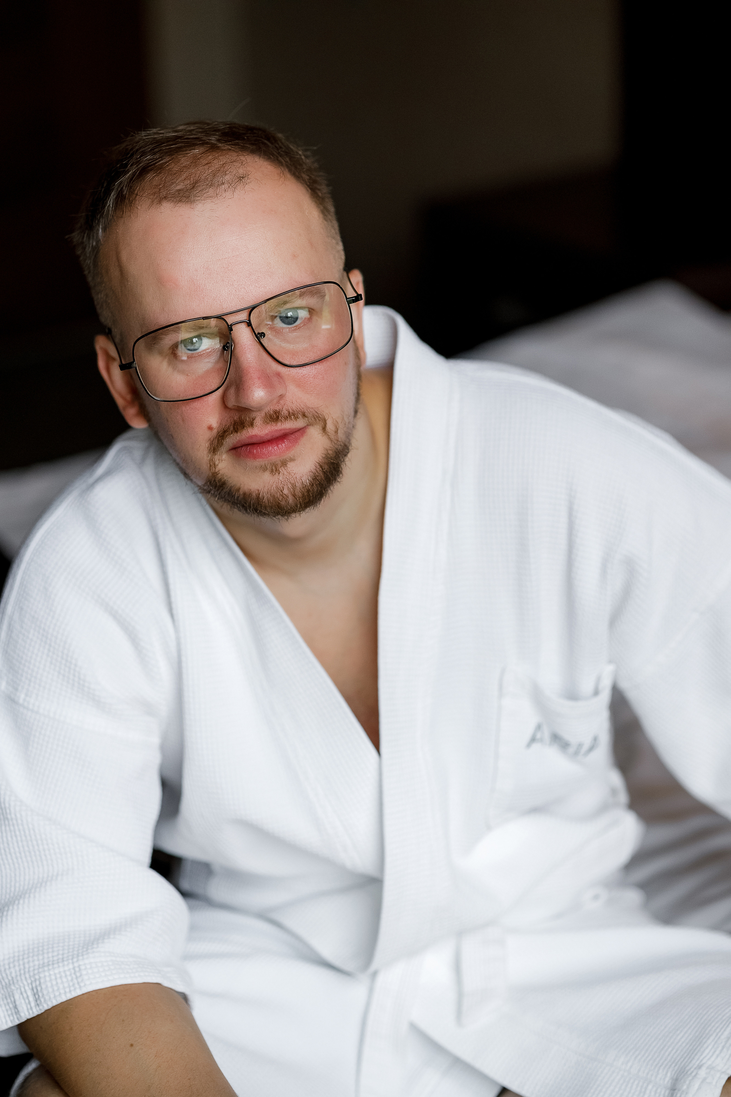 Чувственная фотосессия невесты в шикарном номере гостиницы. Олег Сверчков | Свадебный фотограф Вологда