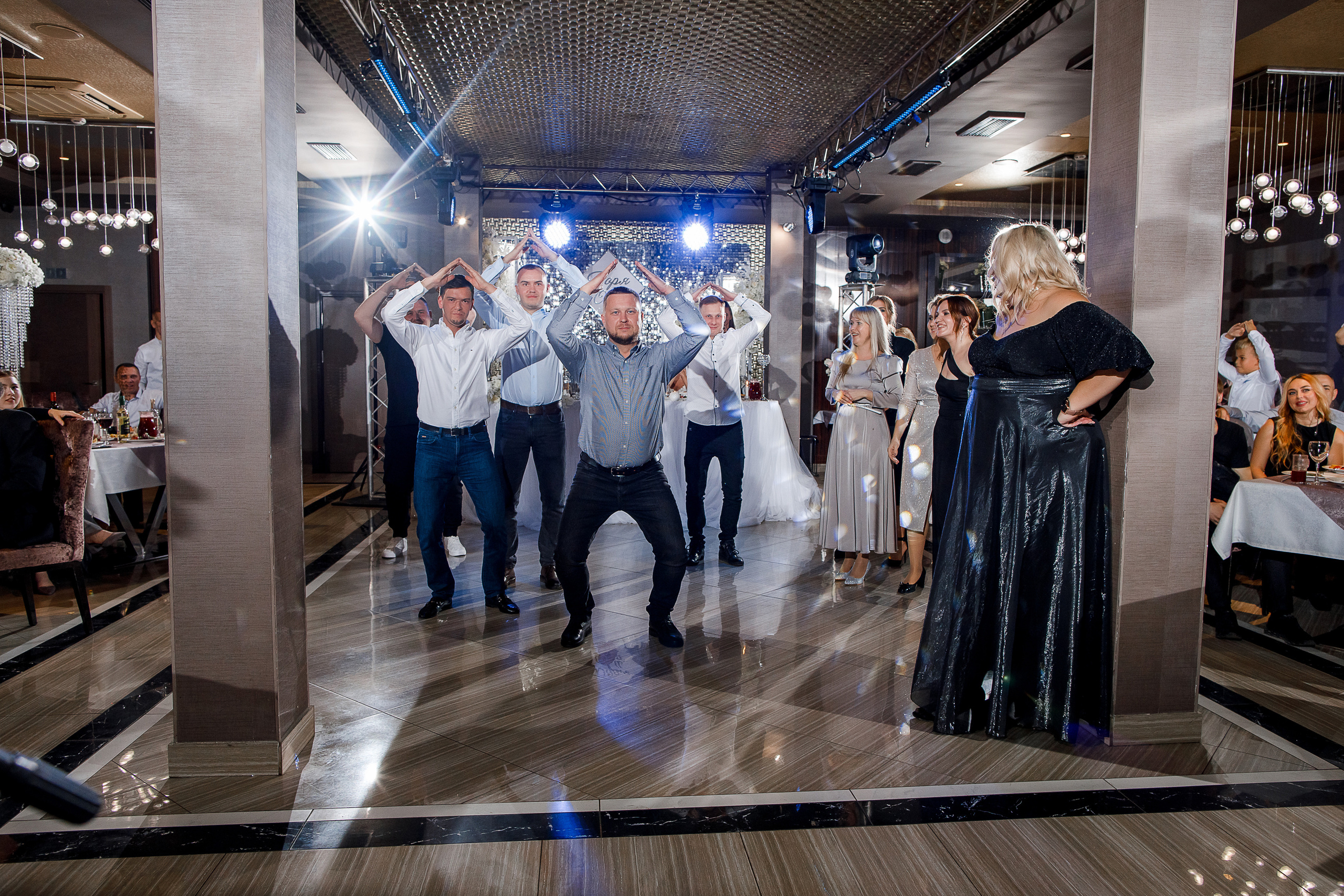 Чувственная фотосессия невесты в шикарном номере гостиницы. Олег Сверчков | Свадебный фотограф Вологда