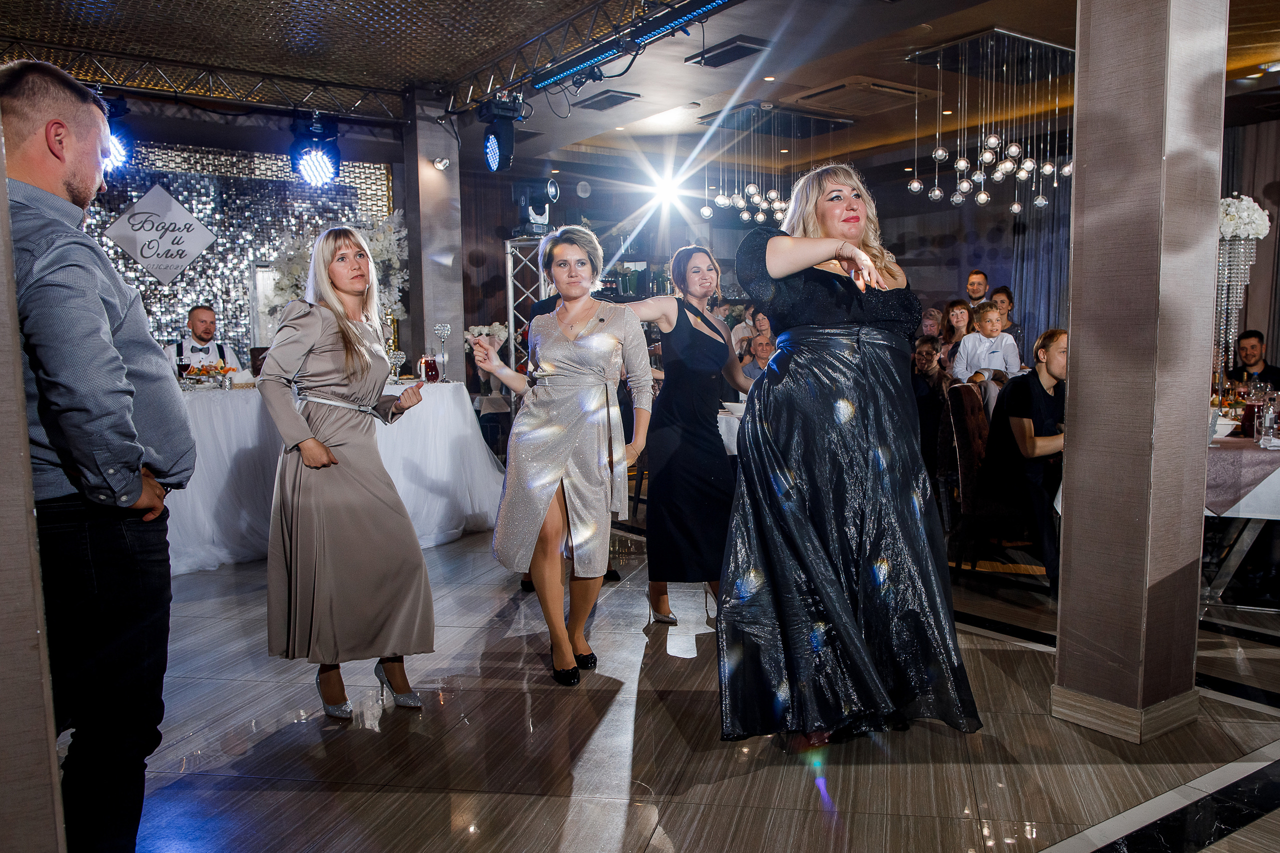 Чувственная фотосессия невесты в шикарном номере гостиницы. Олег Сверчков | Свадебный фотограф Вологда